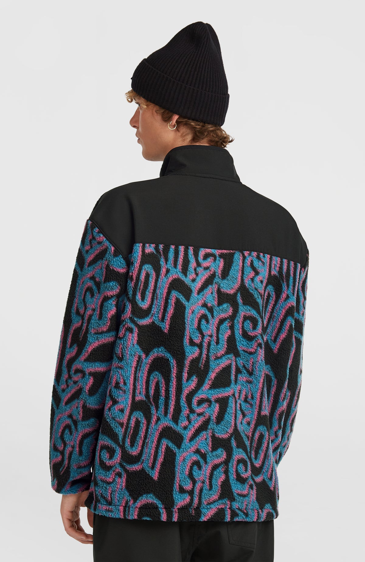 FWC'Play Hyperfleece Pullover für Herren, pink mit Grafikmuster in Blau und Schwarz, Rückansicht am Model