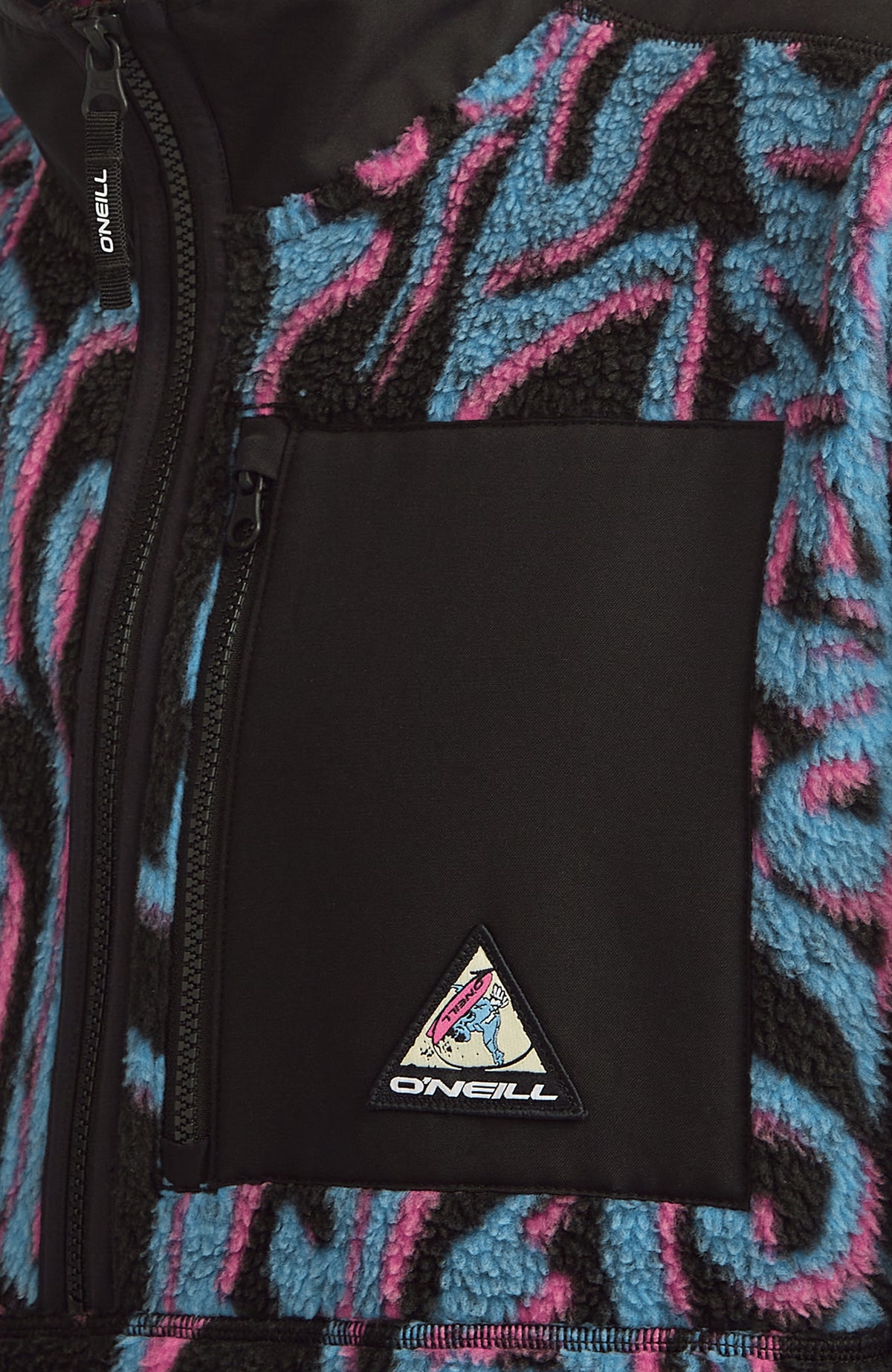 FWC'Play Hyperfleece Pullover, pink mit Grafikmuster in Blau und Schwarz, Nahaufnahme der Brusttasche