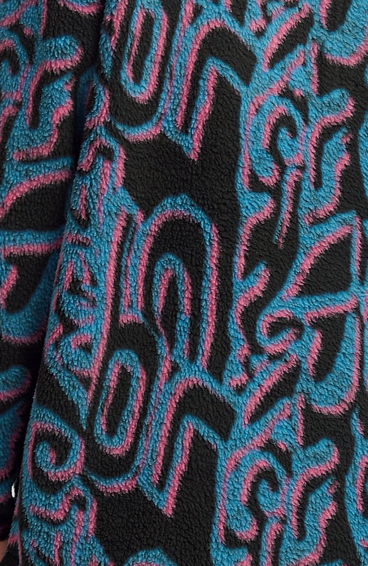 FWC'Play Hyperfleece Pullover, pink mit Grafikmuster in Blau und Schwarz, Detailaufnahme des Musters