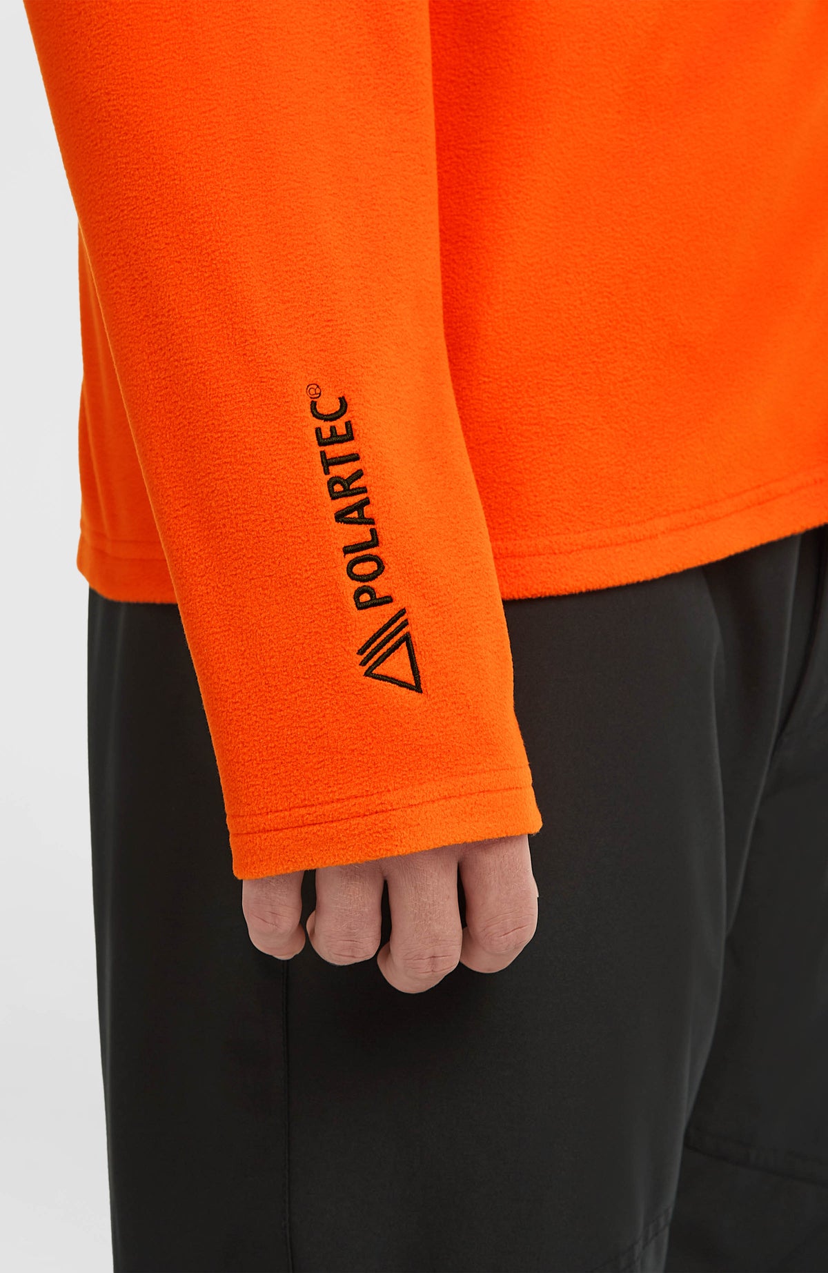 FWC'Cruz Jack's Fleecejacke für Herren, rot, Nahaufnahme des Ärmels mit gesticktem Logo-Schriftzug