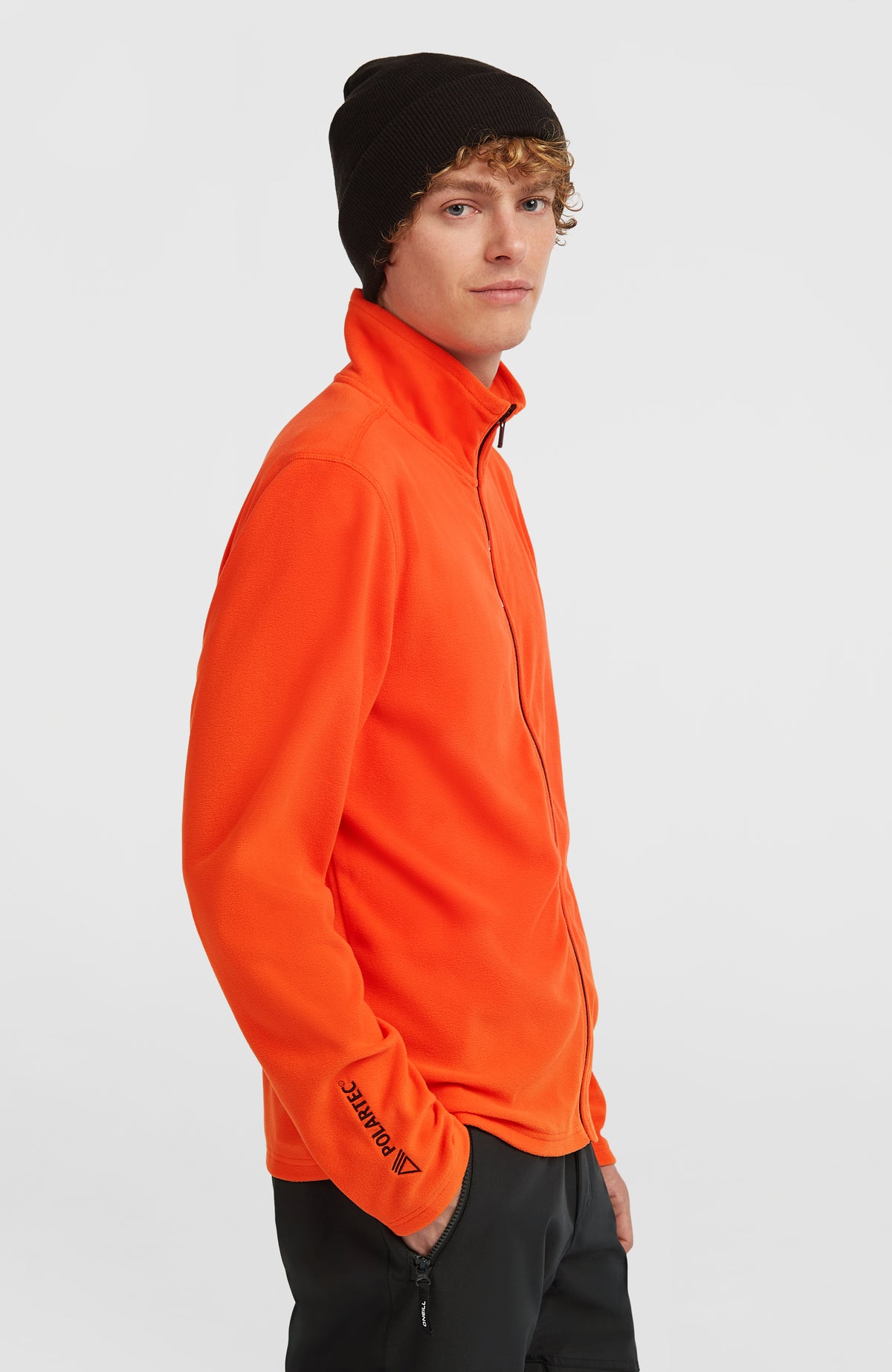 Rote FWC'Cruz Jack's Fleecejacke für Herren, halbe Seitenansicht mit Reißverschluss, am Model
