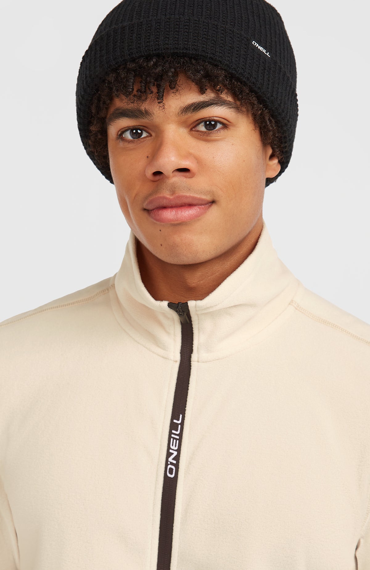 Nahaufnahme von Stehkragen und Reißverschluss der beigen FWC'Cruz Jack's Fleecejacke für Herren am Model