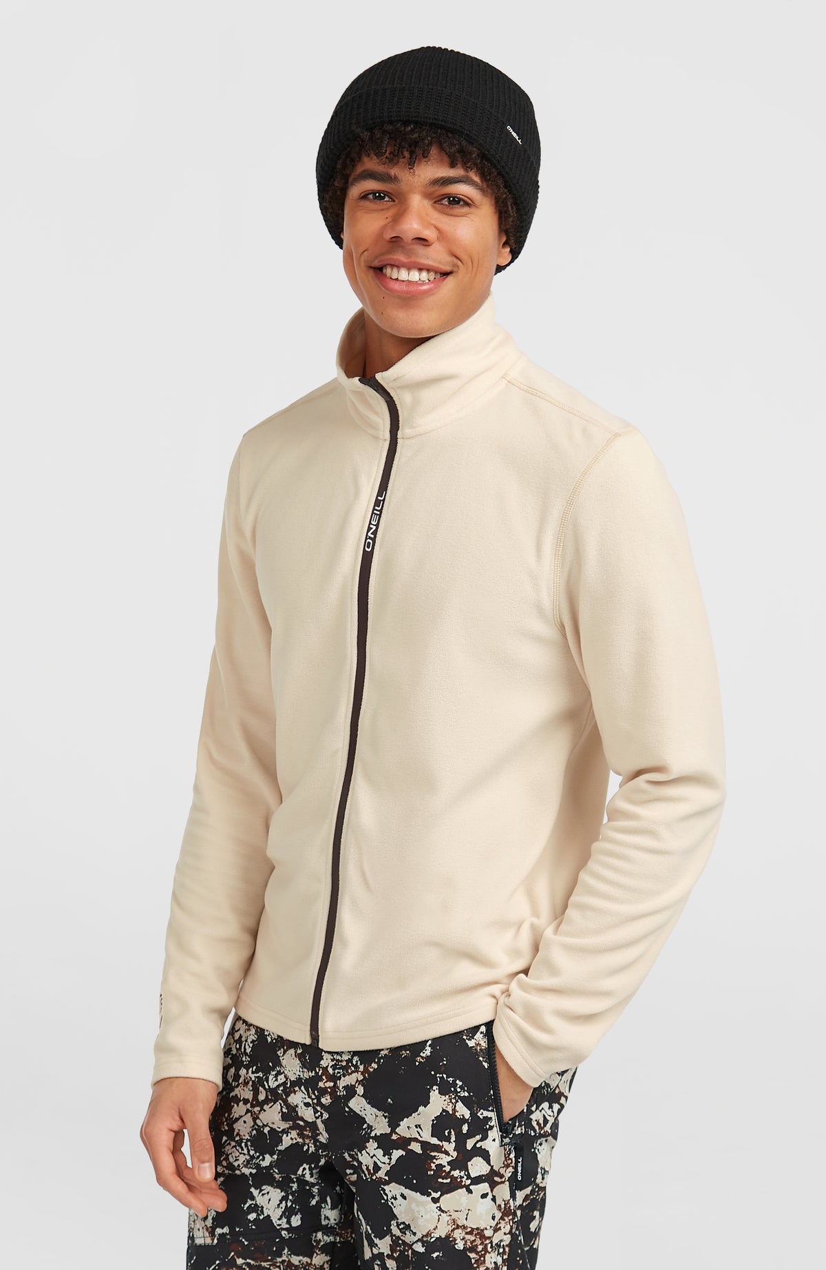 FWC'Cruz Jack's Fleecejacke für Herren, beige, Dreiviertelansicht am Model mit durchgehendem Reißverschluss