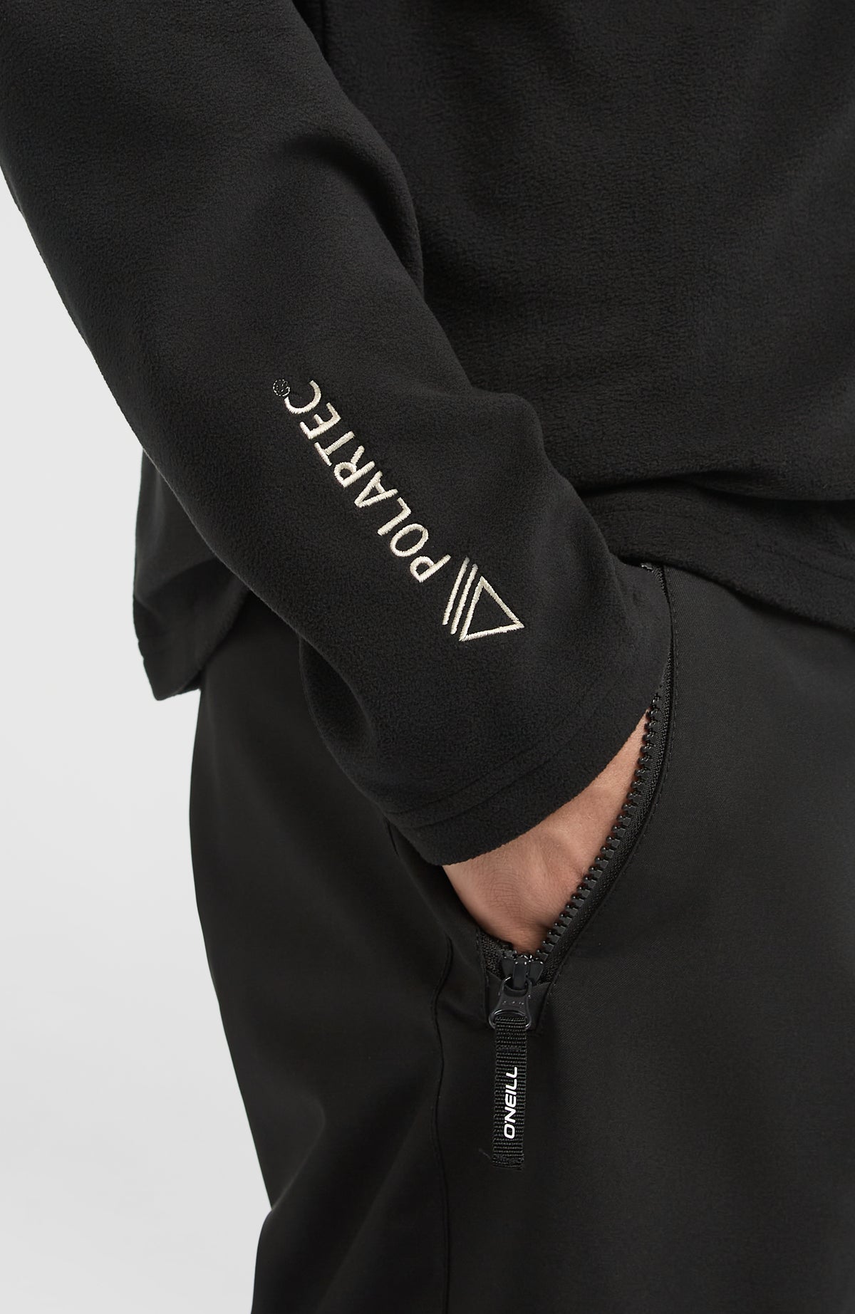 Nahaufnahme des Ärmels mit Logo-Stickerei der schwarzen FWC'Cruz Jack's Fleecejacke