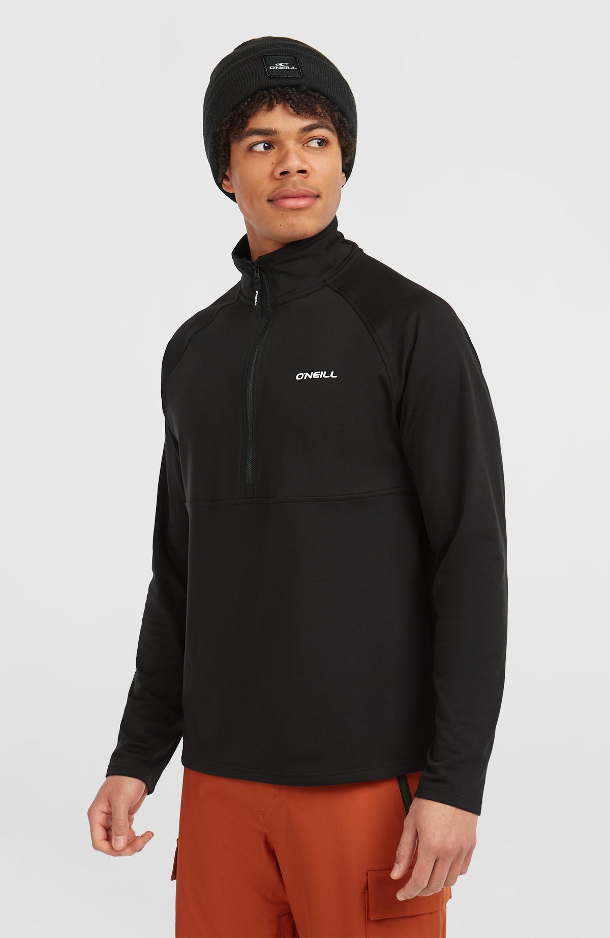 Schwarzer FWC'Cruz Fleecepullover für Herren, halbschräge Ansicht von der Seite am Model