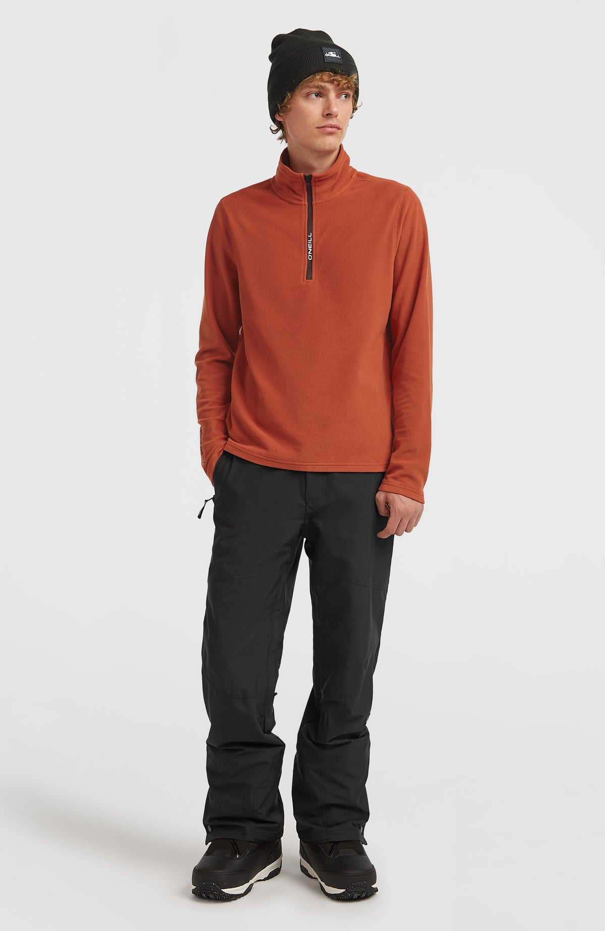 FWC'Cruz Jack's Fleecepullover für Herren, orange, getragen am Model in Ganzkörperansicht von vorne
