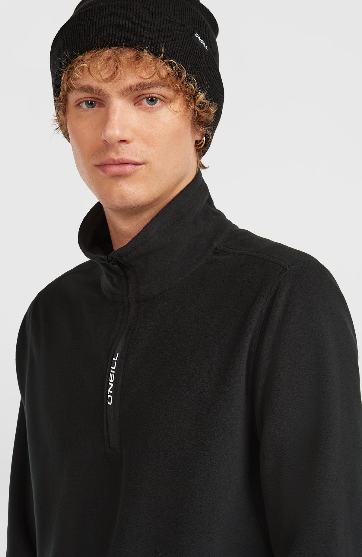 Schwarzer FWC'Cruz Jack's Fleecepullover für Herren, Nahaufnahme von Stehkragen und Halbreißverschluss am Model