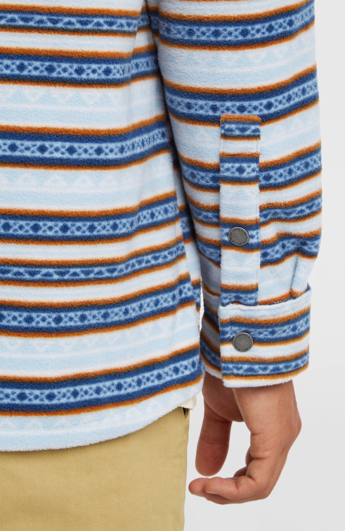 O'Riginals Superfleece Hemd für Herren, blau mit Streifenmuster, Nahaufnahme der Ärmelmanschette mit Knöpfen
