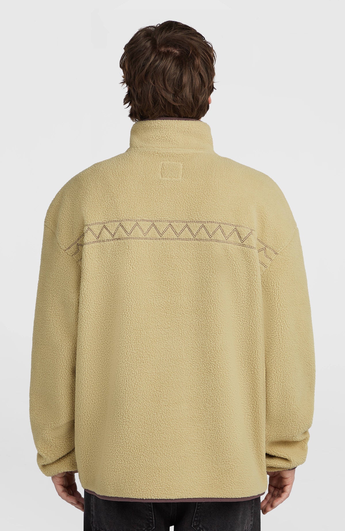 O'Riginals Fleecepullover für Herren, beige, Rückansicht am Model mit horizontaler Zickzack-Naht