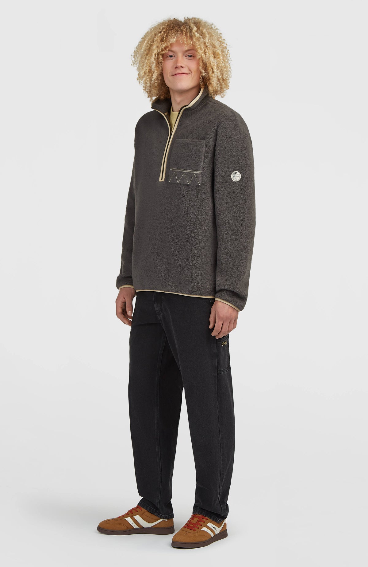 O'Riginals Fleecepullover für Herren, grau, Dreiviertelansicht am Model