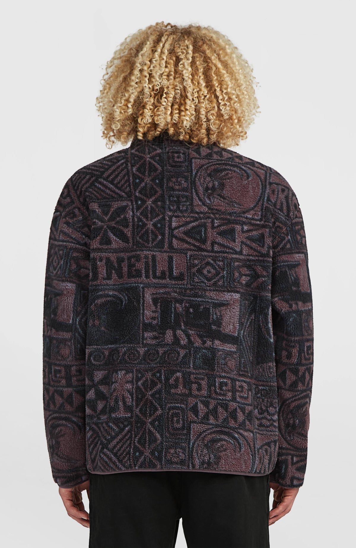 O'Riginals Fleecepullover für Herren, lila mit Grafikmuster in Schwarz, Rückansicht getragen am Model