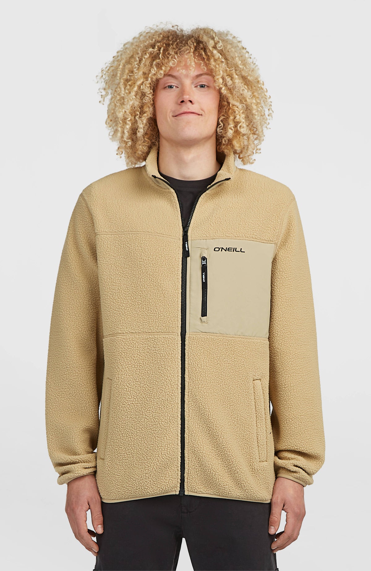 O'Neill Flauschige Must-Have Fleecejacke mit Reißverschluss für Herren, beige, Vorderansicht am Model