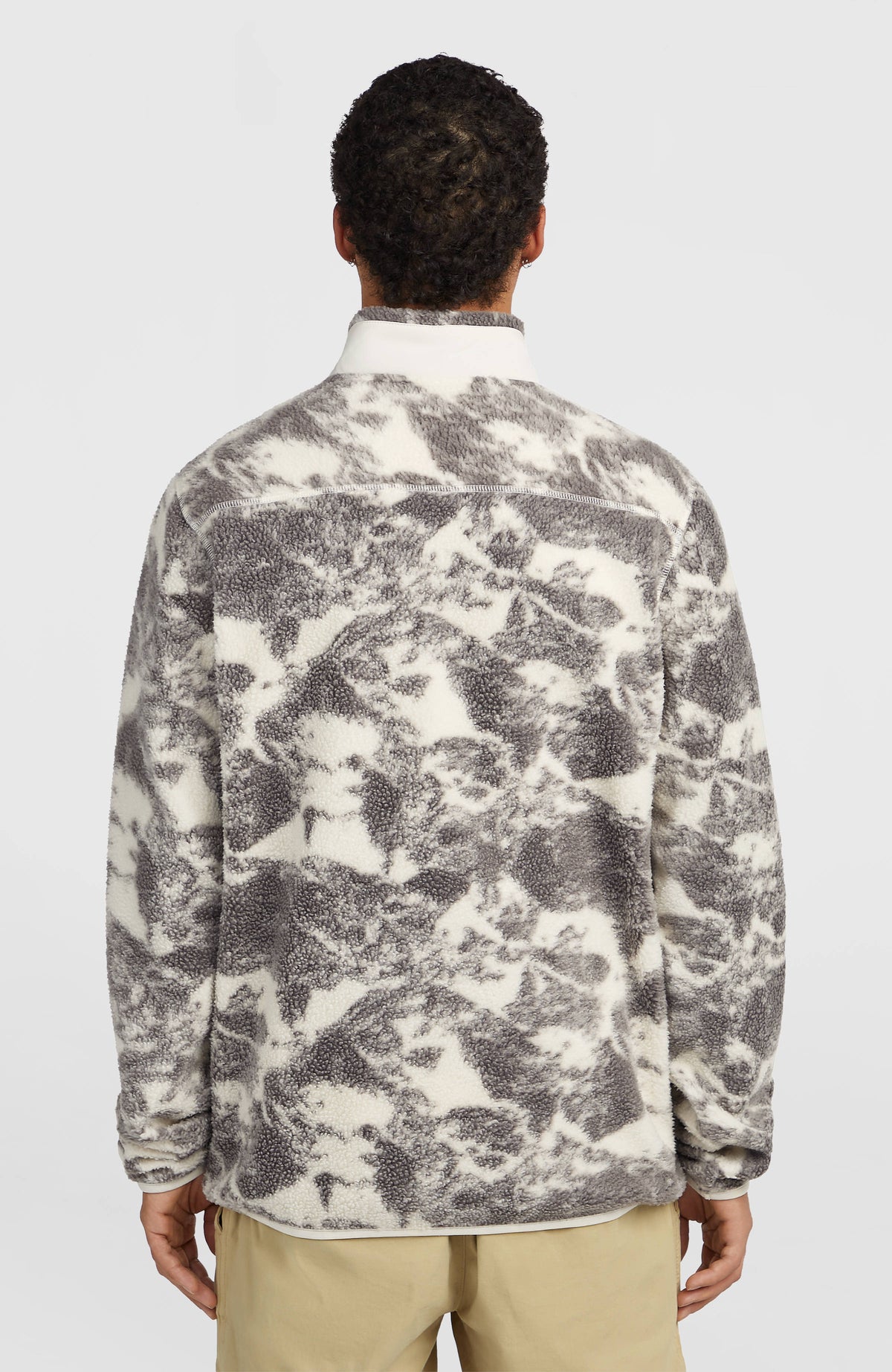 Flauschige Must-Have Fleecejacke für Herren, grau mit Muster in Weiß, Rückenansicht am Model