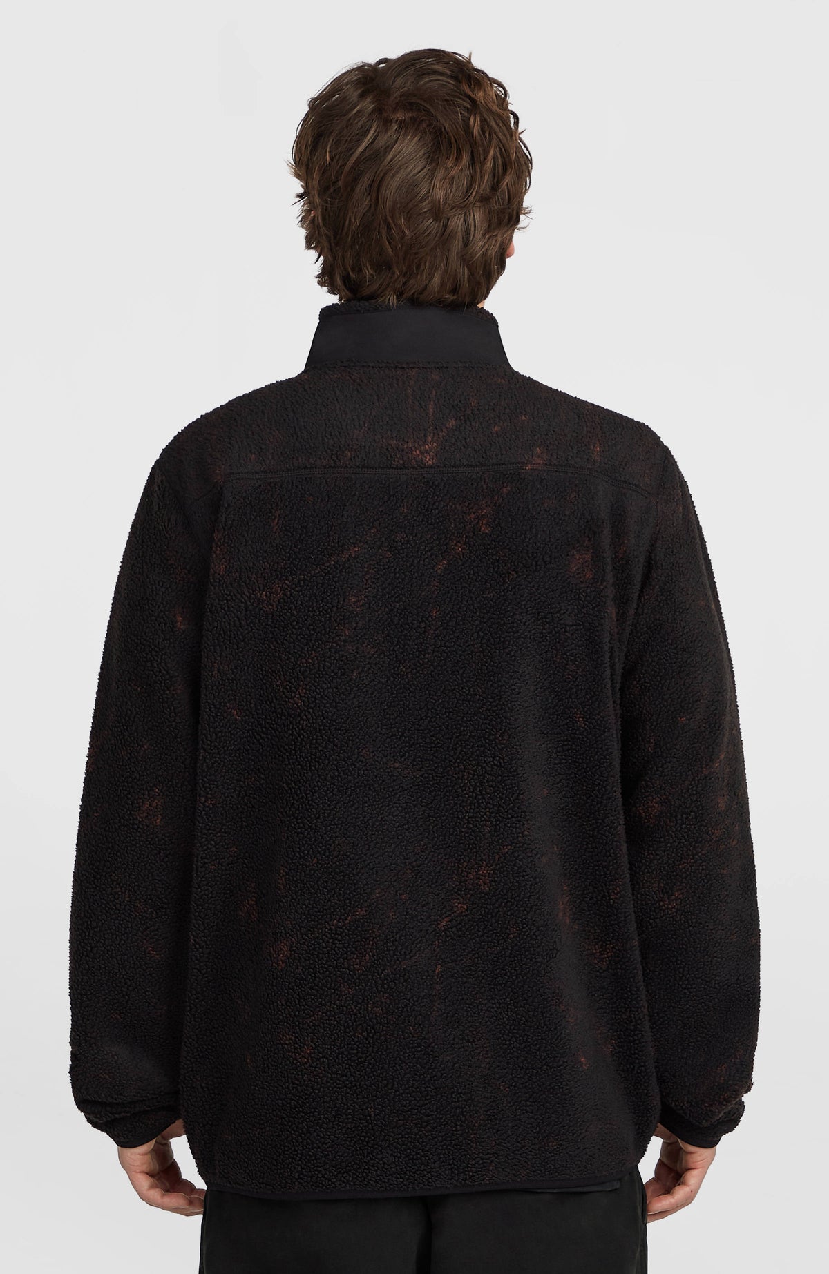 Flauschige Must-Have Fleecejacke für Herren in Schwarz, Rückansicht am Model
