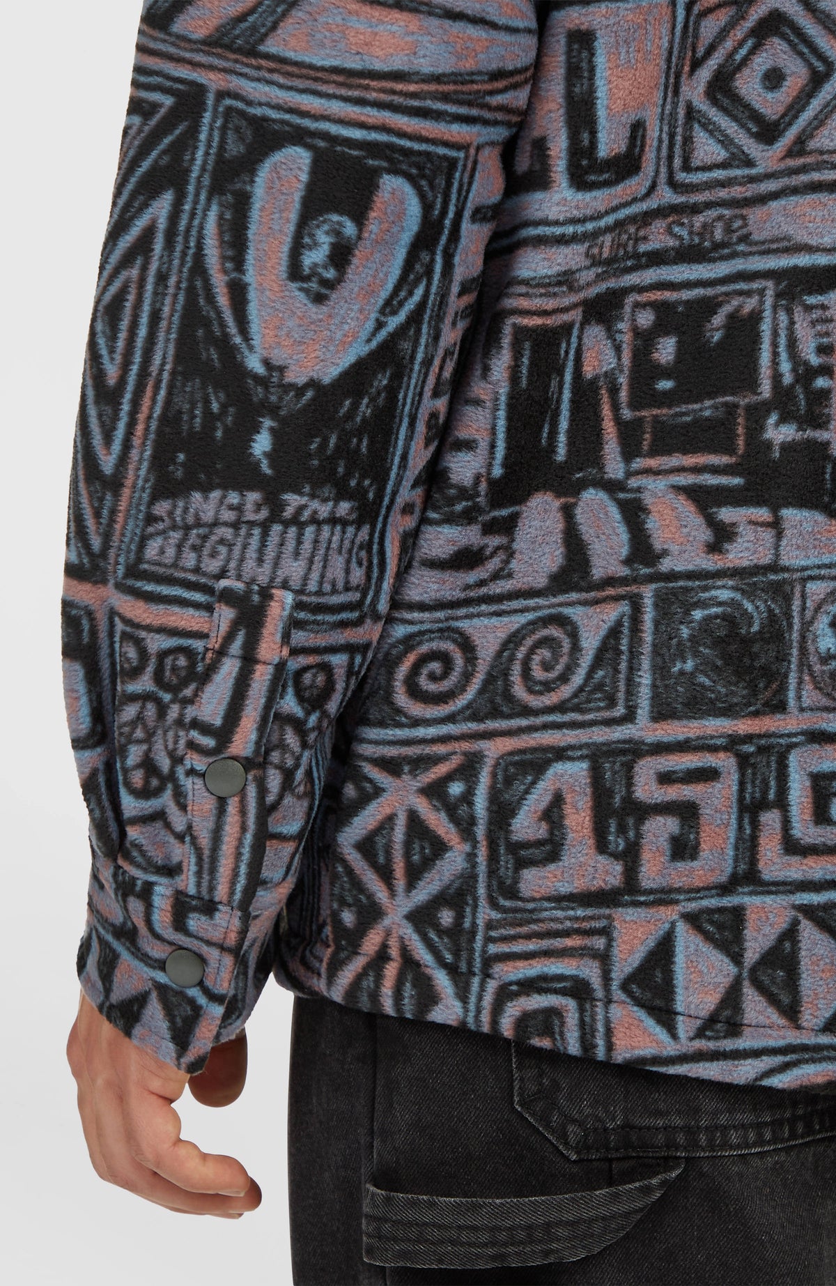 O'Riginals Superfleece Hemd für Herren, lila mit Grafikmuster in Schwarz, Nahaufnahme der Ärmelmanschette mit Knöpfen