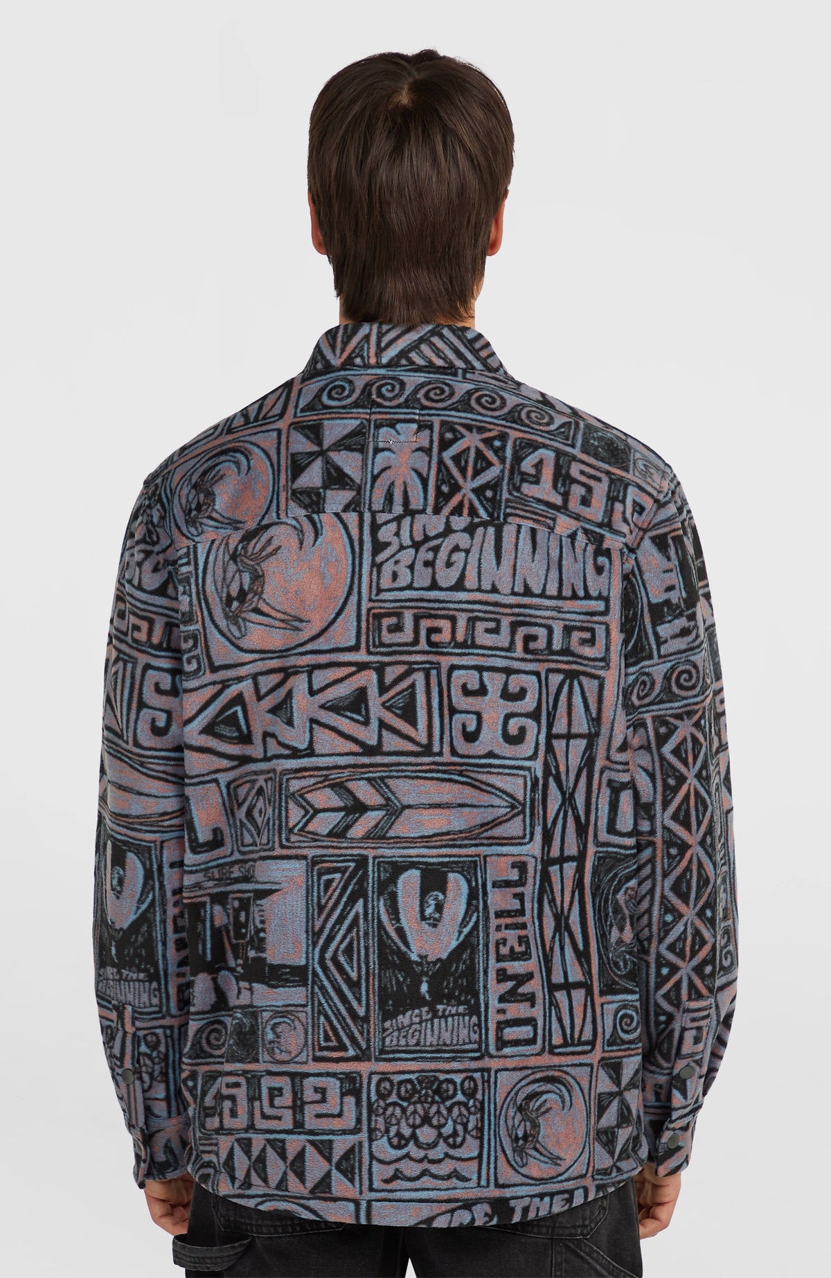 O'Riginals Superfleece Hemd für Herren, lila mit Grafikmuster in Schwarz, Rückansicht am Model