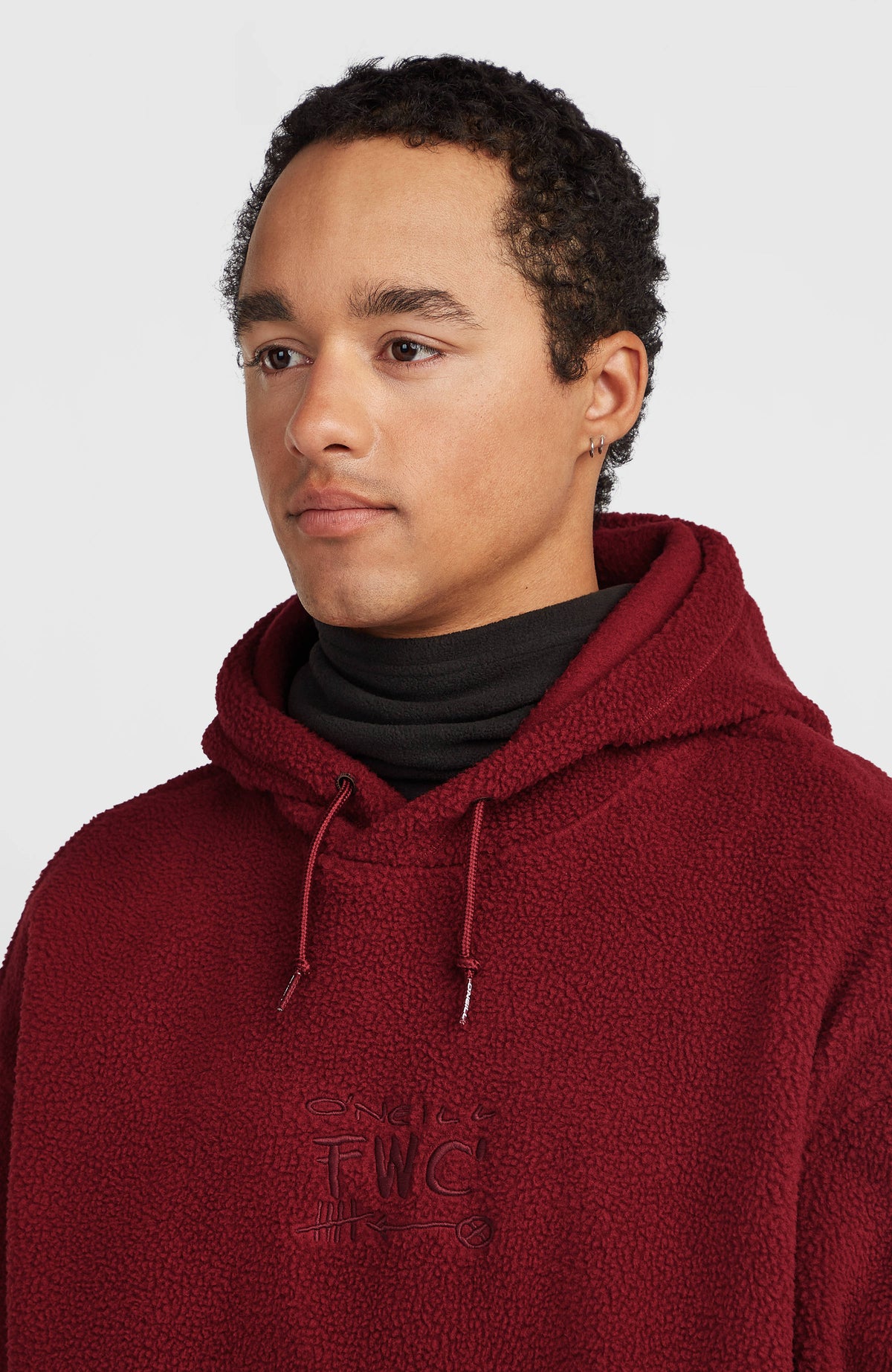 Flauschiger FWC'Play Fleece-Hoodie für Herren, rot, Nahaufnahme von Kragen, Kordelzug und Brust-Stickerei