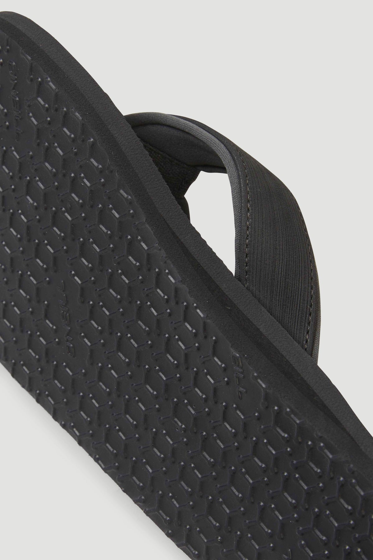 Nahaufnahme der strukturierten Sohle der grauen Koosh Sandalen