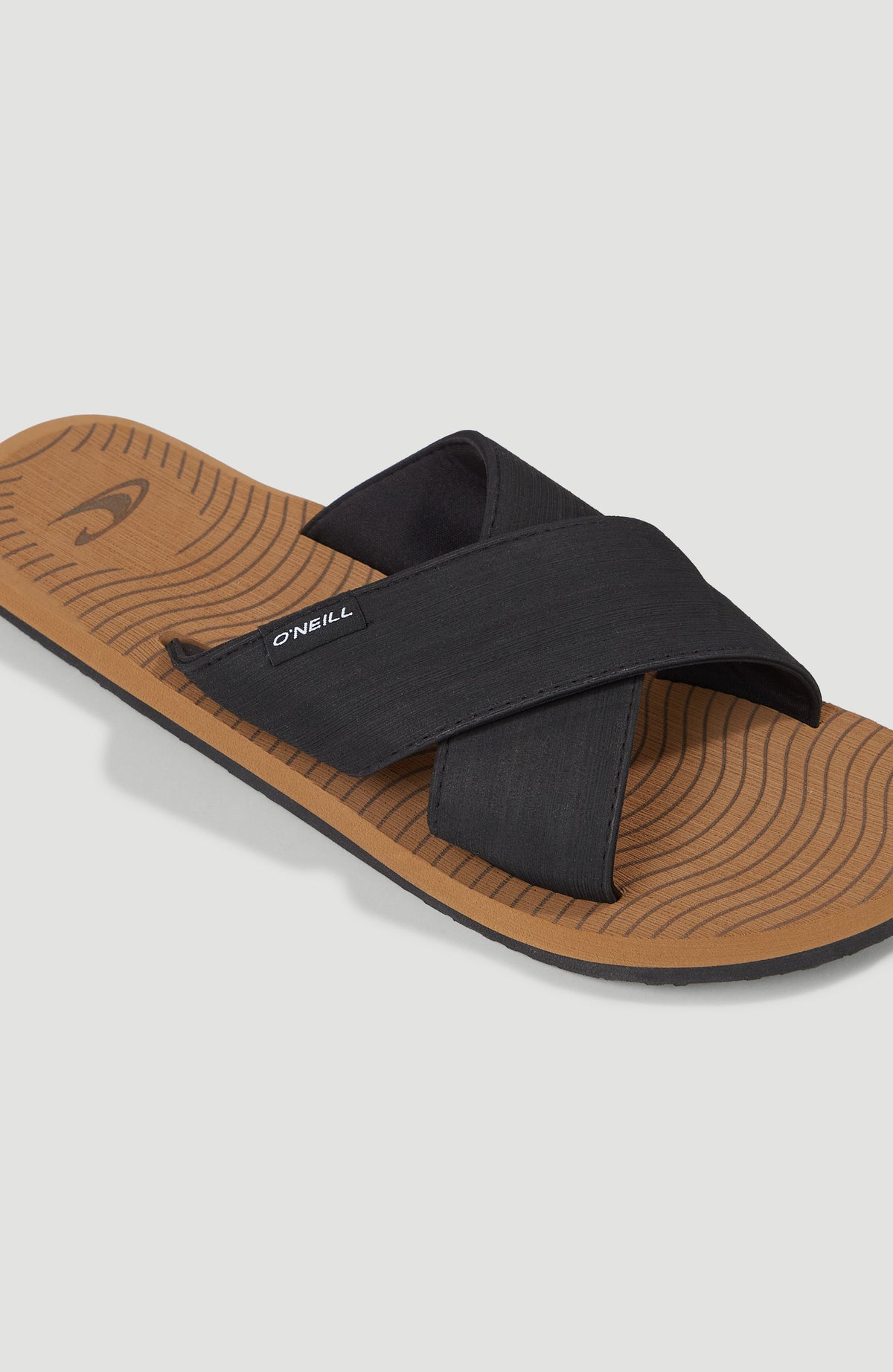 Koosh Crossover BLOOM™ Slides für Herren, braun, Nahaufnahme der gekreuzten Riemen mit Logo-Label