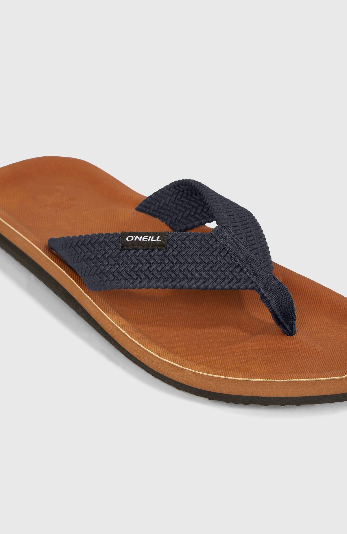 Nahaufnahme von Riemen und Logo-Label der braunen Chad Sandalen für Herren