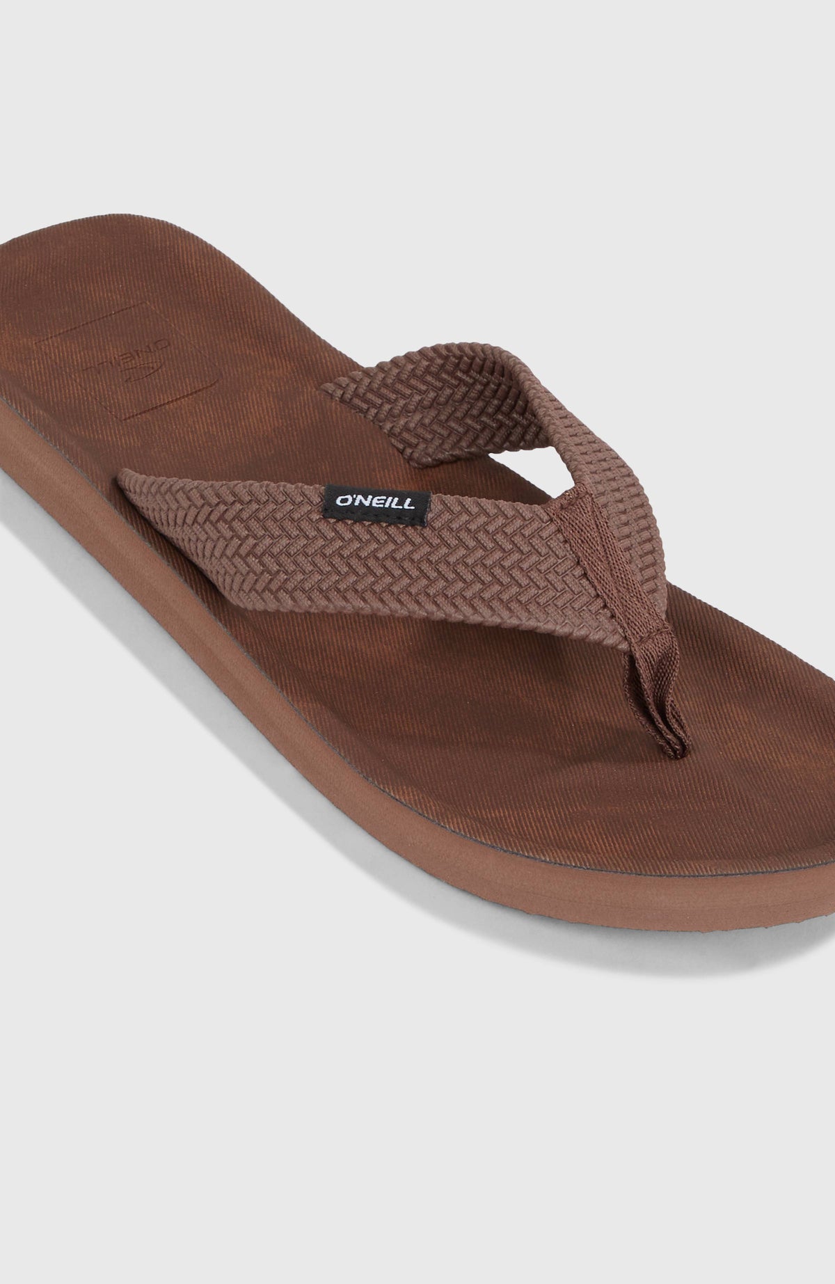 Nahaufnahme des gewebten Riemens mit Logo-Patch der braunen Chad Sandalen