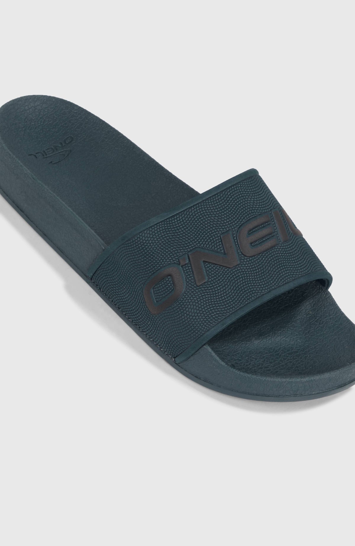 Logo Slides für Herren, blau, freigestellt von schräg oben, Fokus auf den strukturierten Riemen
