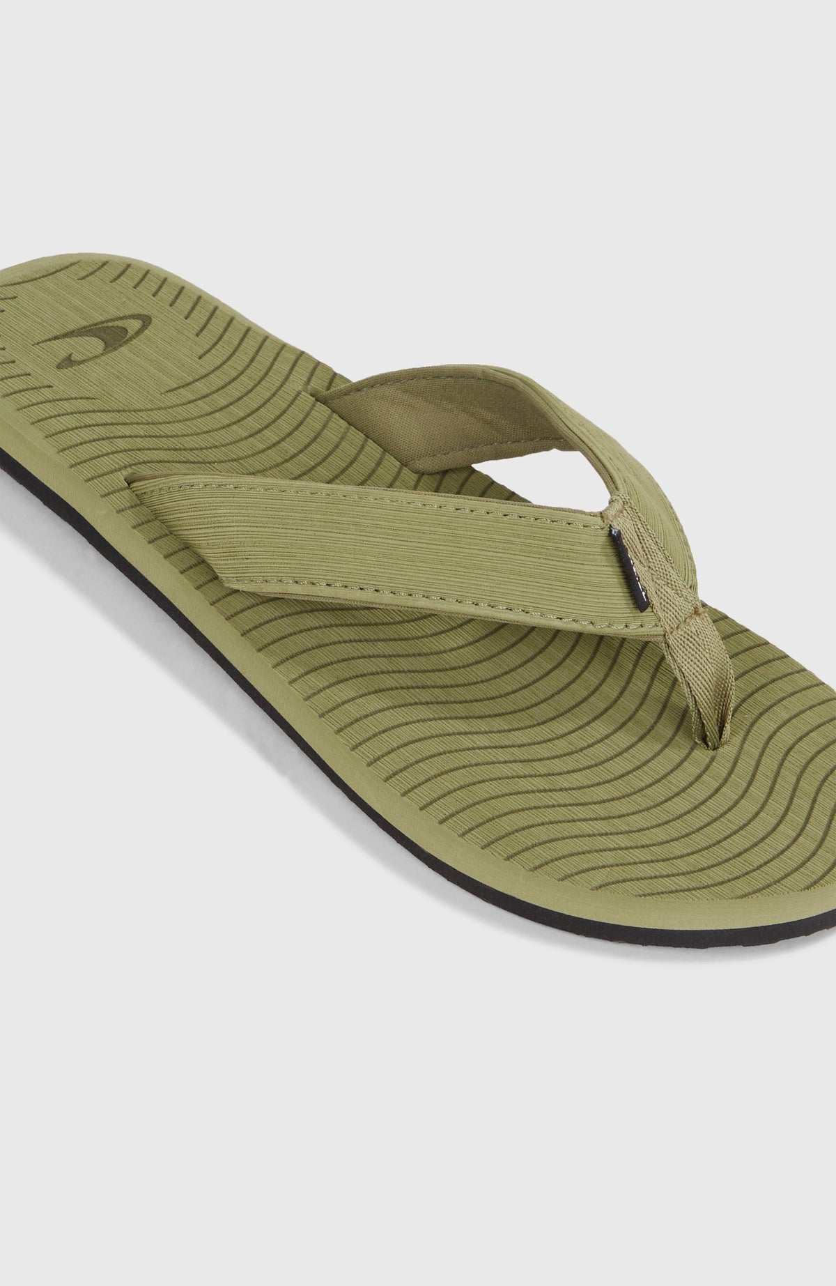 Nahaufnahme von Riemen und Zehentrenner der grünen Koosh Sandalen