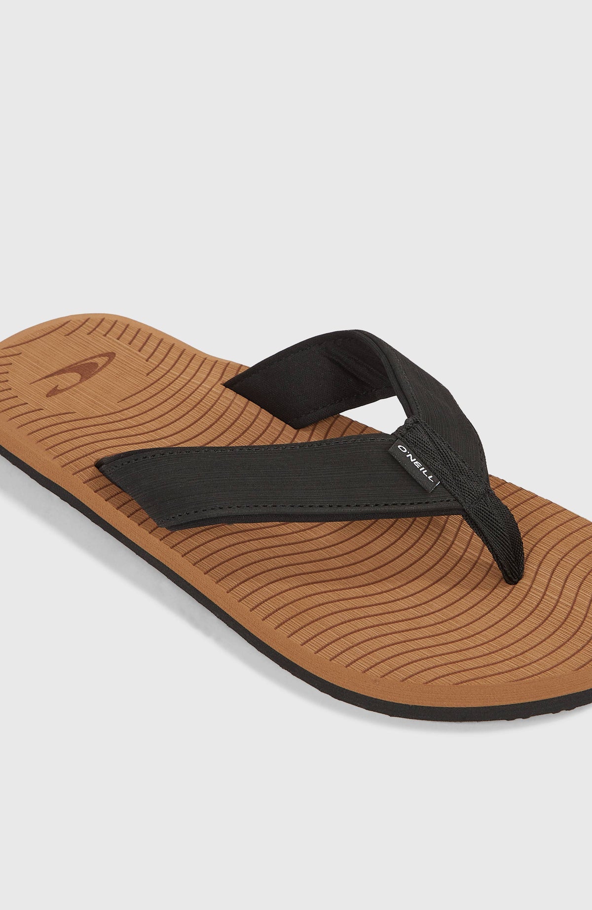 Koosh Sandalen für Herren, braun, Nahaufnahme des Riemens mit Logo-Label