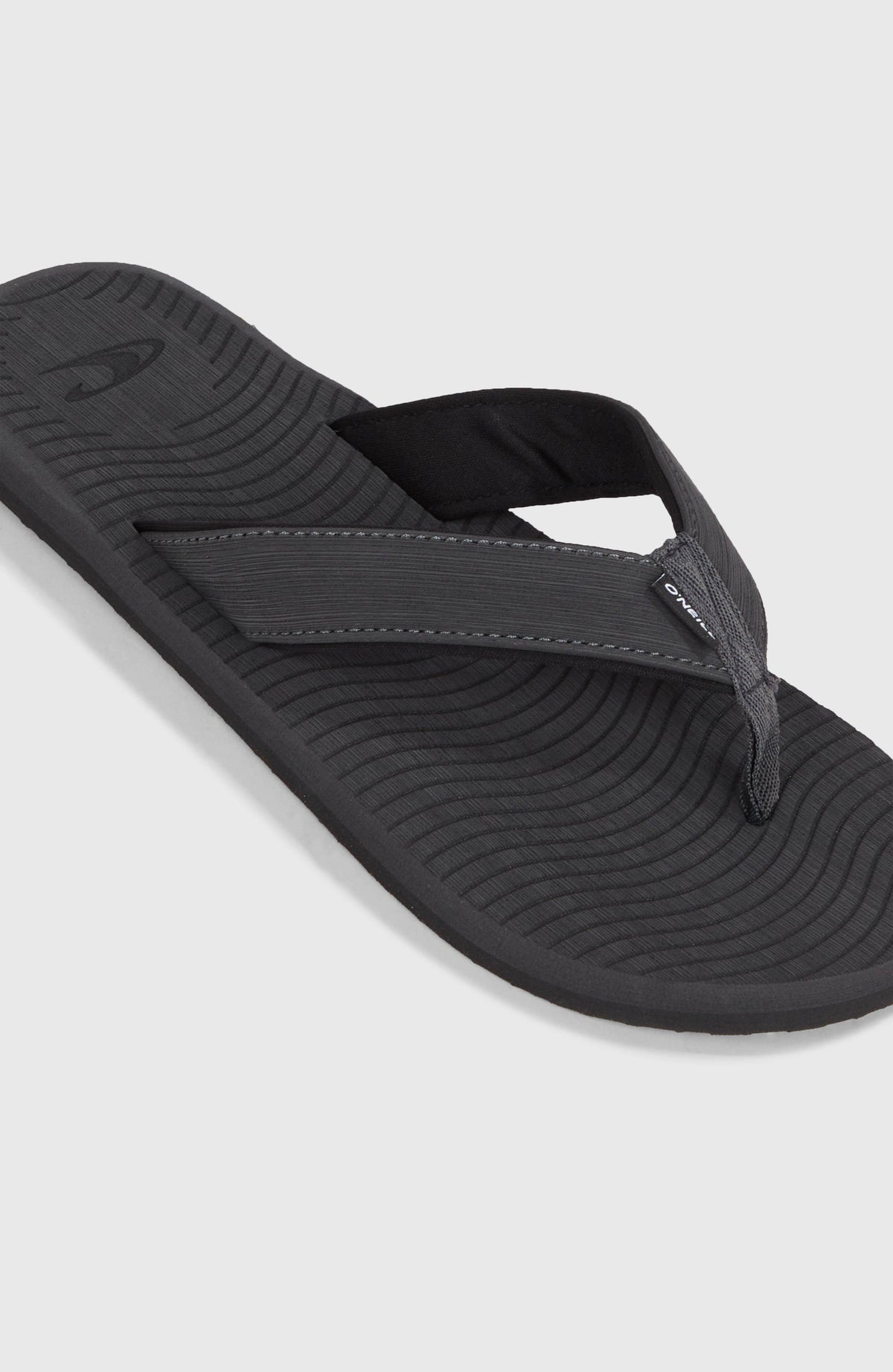 Koosh Sandalen für Herren, grau, Nahaufnahme von Riemen und strukturiertem Fußbett