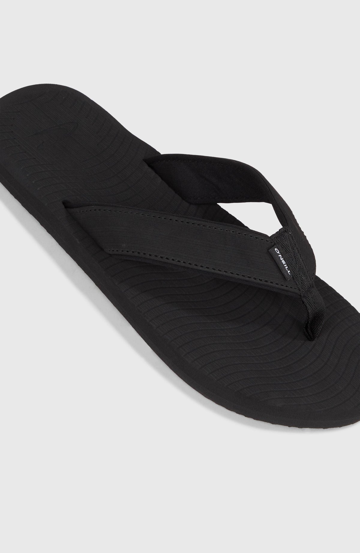 Koosh Sandalen für Herren, schwarz, Nahaufnahme von Riemen und Zehensteg mit Logo-Label
