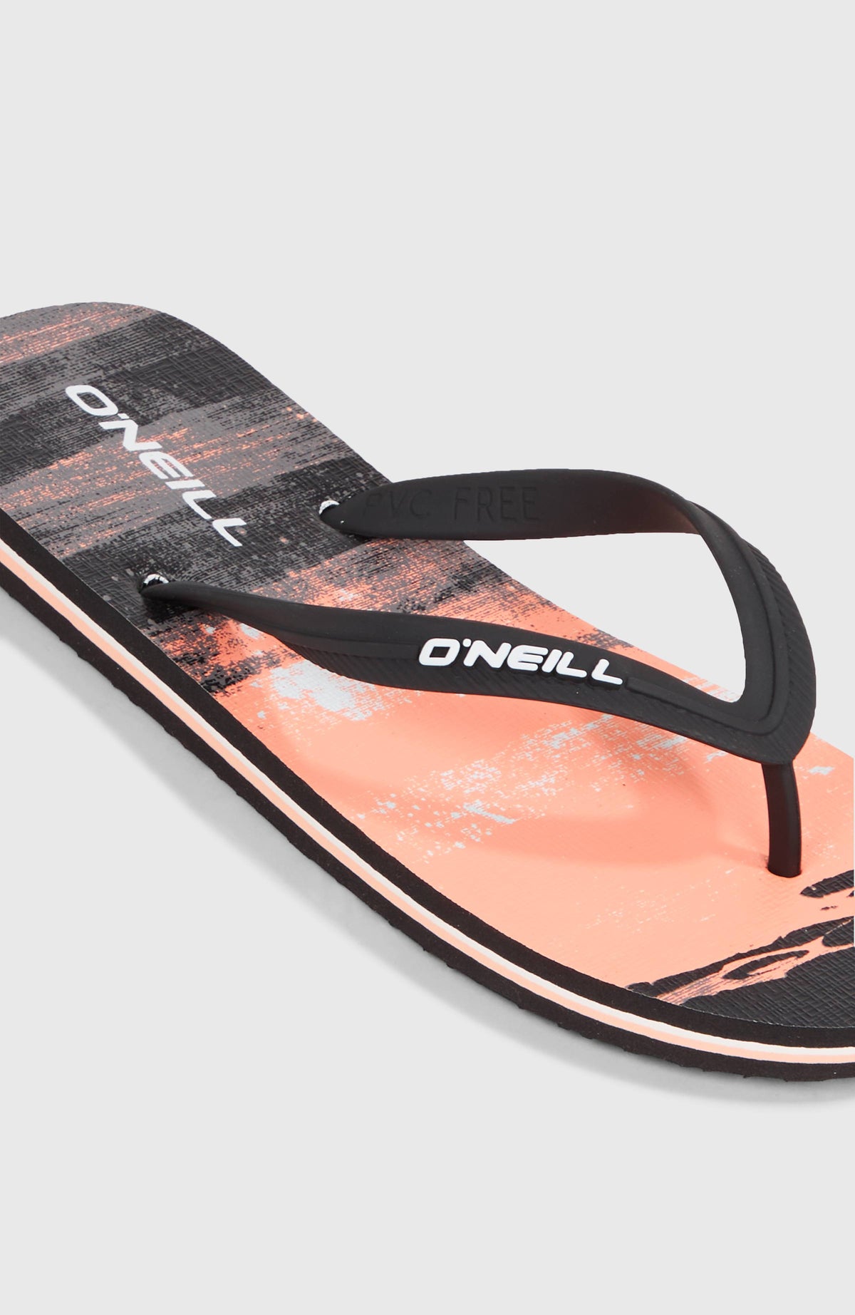 Nahaufnahme der pinken Profile Graphic Sandalen mit Grafikmuster in Schwarz, Riemen mit Logo-Schriftzug