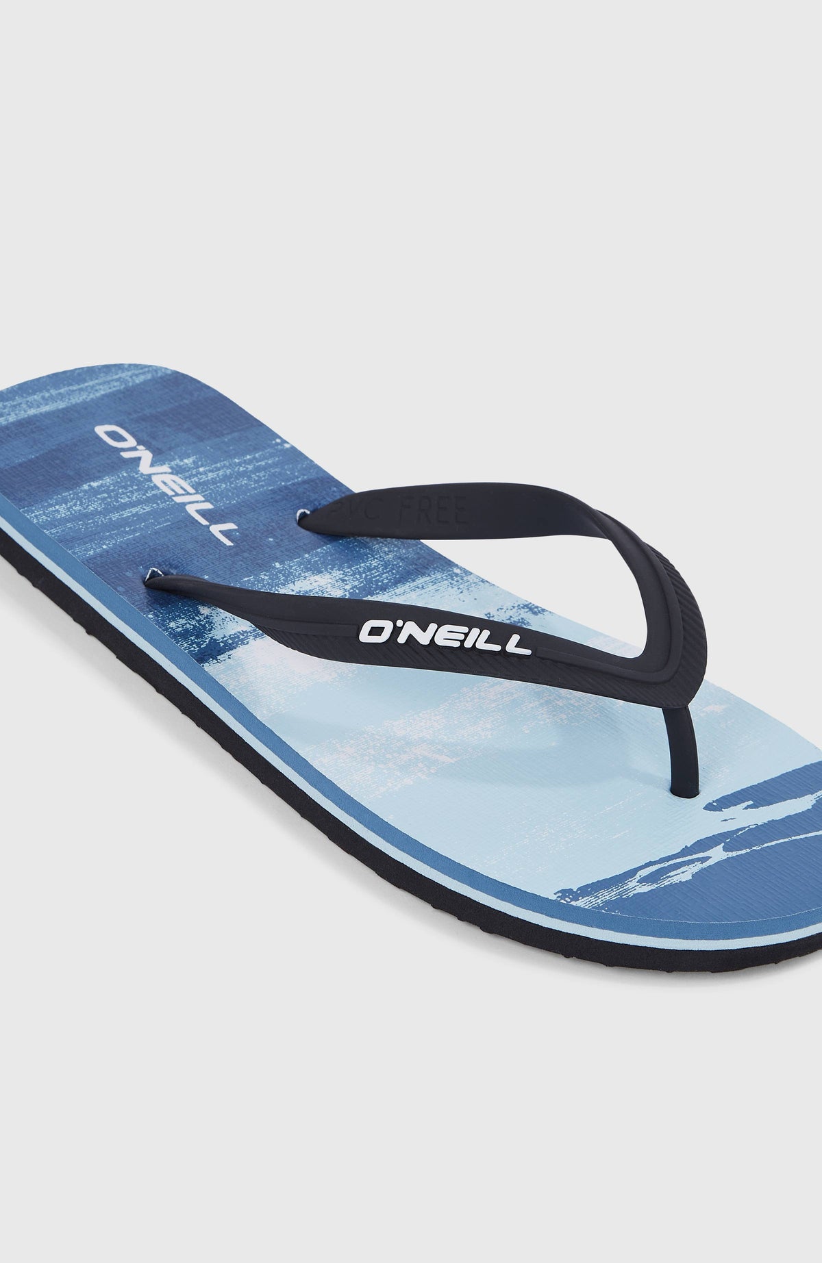 Profile Graphic Sandalen, blau mit Grafikmuster in Hellblau, Nahaufnahme des Riemens mit Logo-Schriftzug