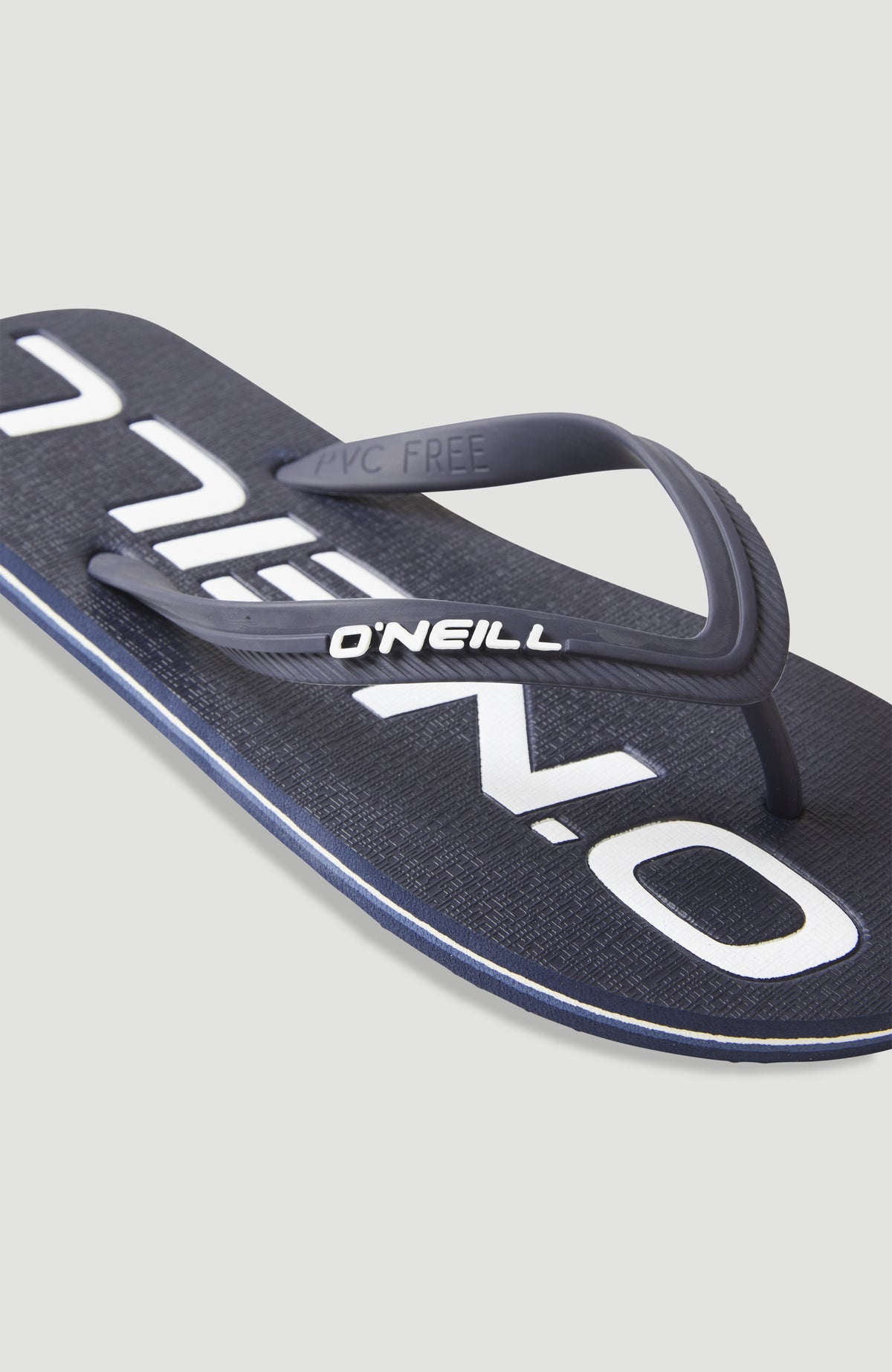 Nahaufnahme der blauen Profile Logo Sandalen mit Logo-Print in Weiß, Zehenriemen mit Logo-Schriftzug