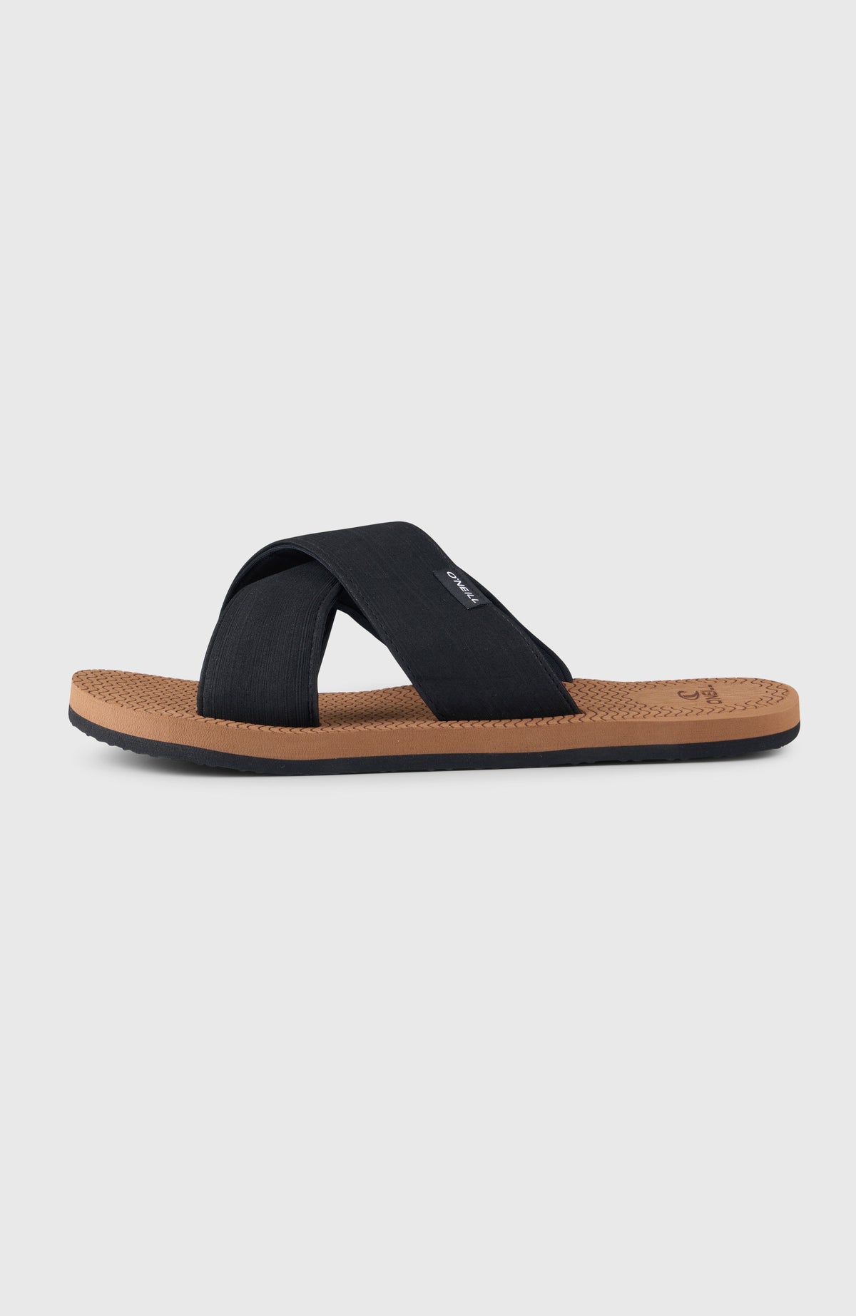Koosh Slides für Herren, braun, freigestellt von der Seite, flache Sohle und gekreuzte Riemen