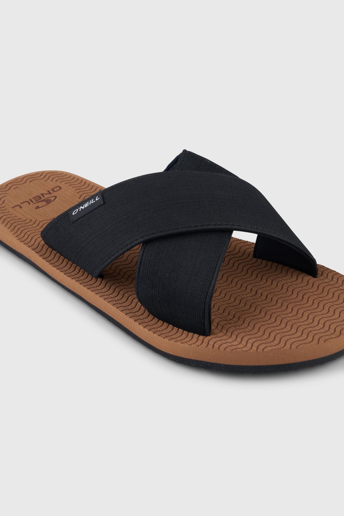 Koosh Slides für Herren, braun, freigestellt von schräg oben, gekreuzter Riemen mit Logo-Label