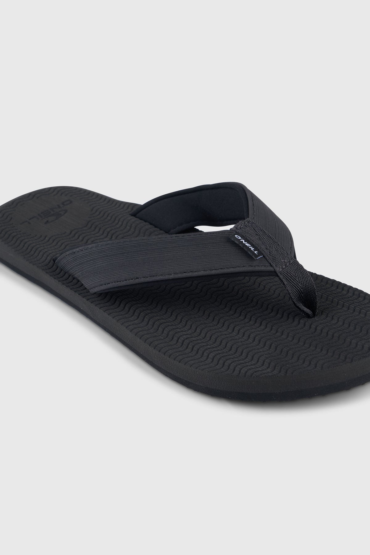 Koosh Sandalen für Herren, grau, Nahaufnahme des Riemens mit Logo-Label
