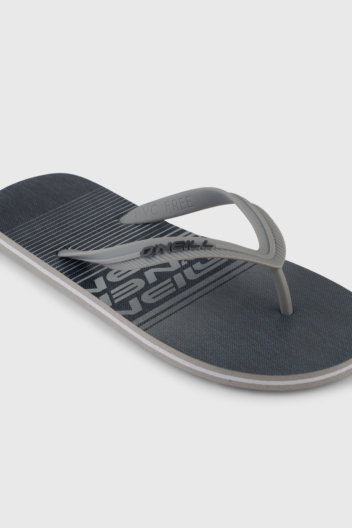 Nahaufnahme von Riemen und Zehensteg der schwarzen Profile Graphic Sandalen für Herren mit Streifenmuster in Grau