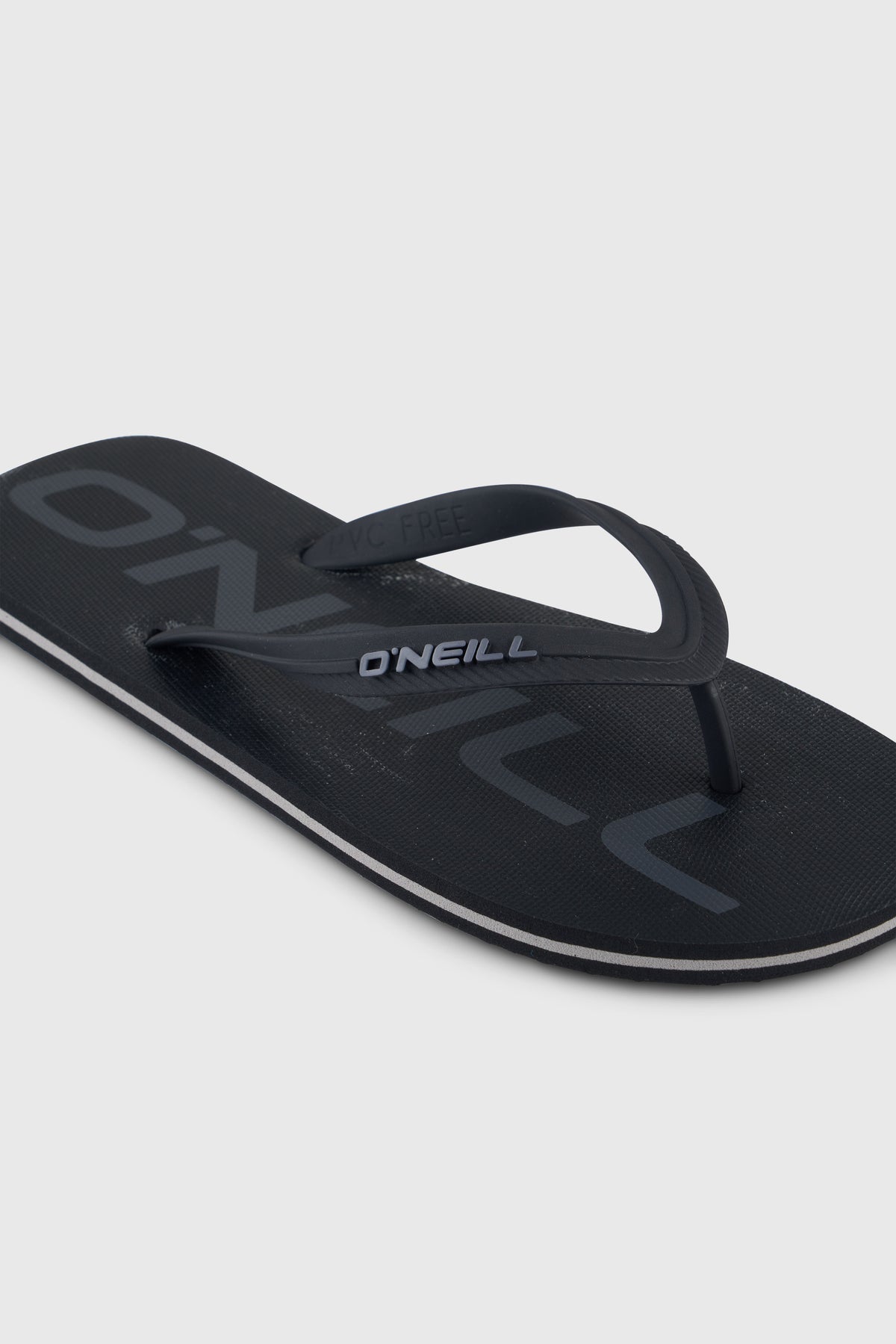 Profile Logo Sandalen für Herren, schwarz, Nahaufnahme von Zehensteg und Riemen mit Logo-Schriftzug