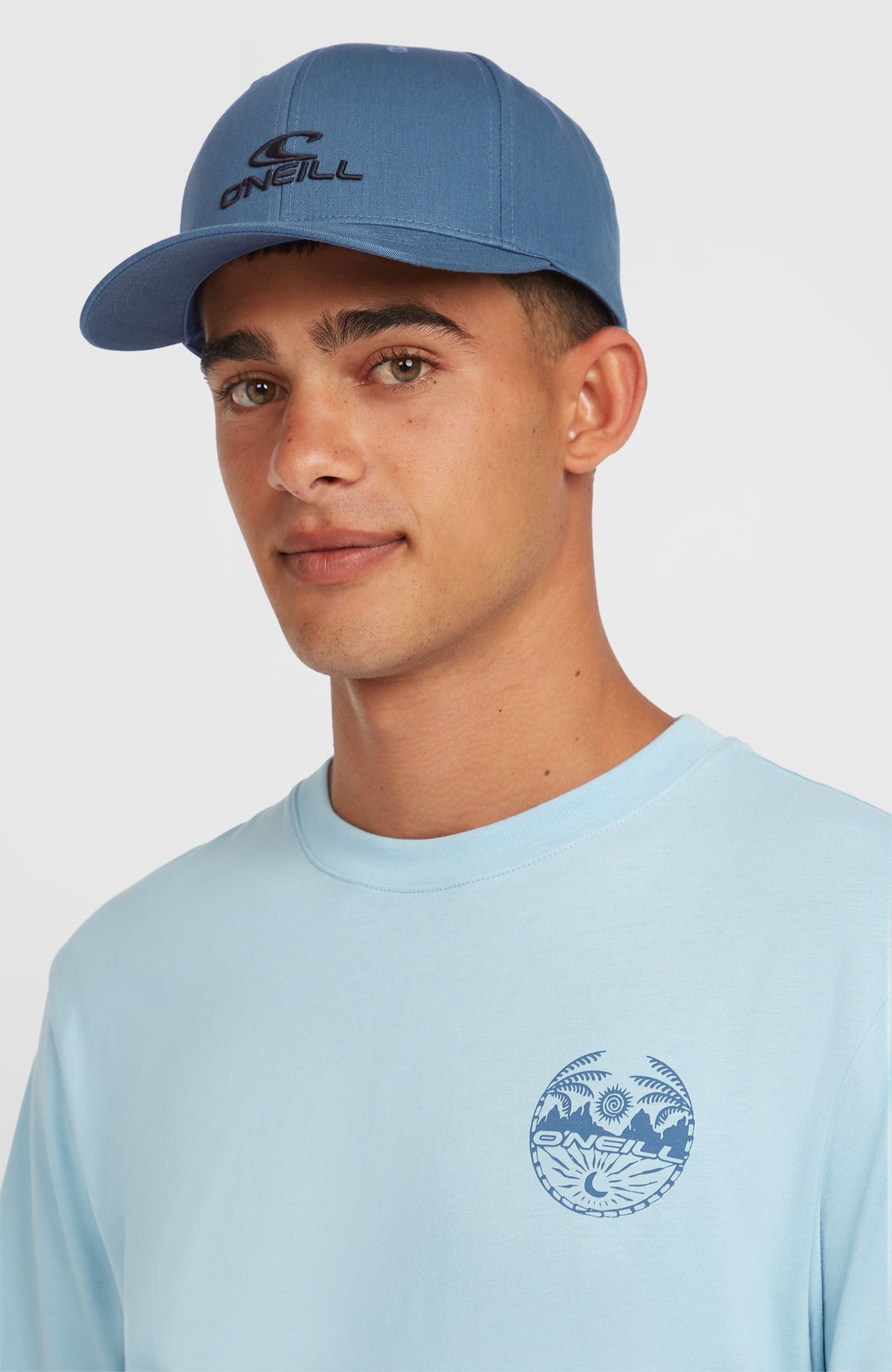 Logo Wave Cap für Herren, blau, getragen am Model, Halbprofil