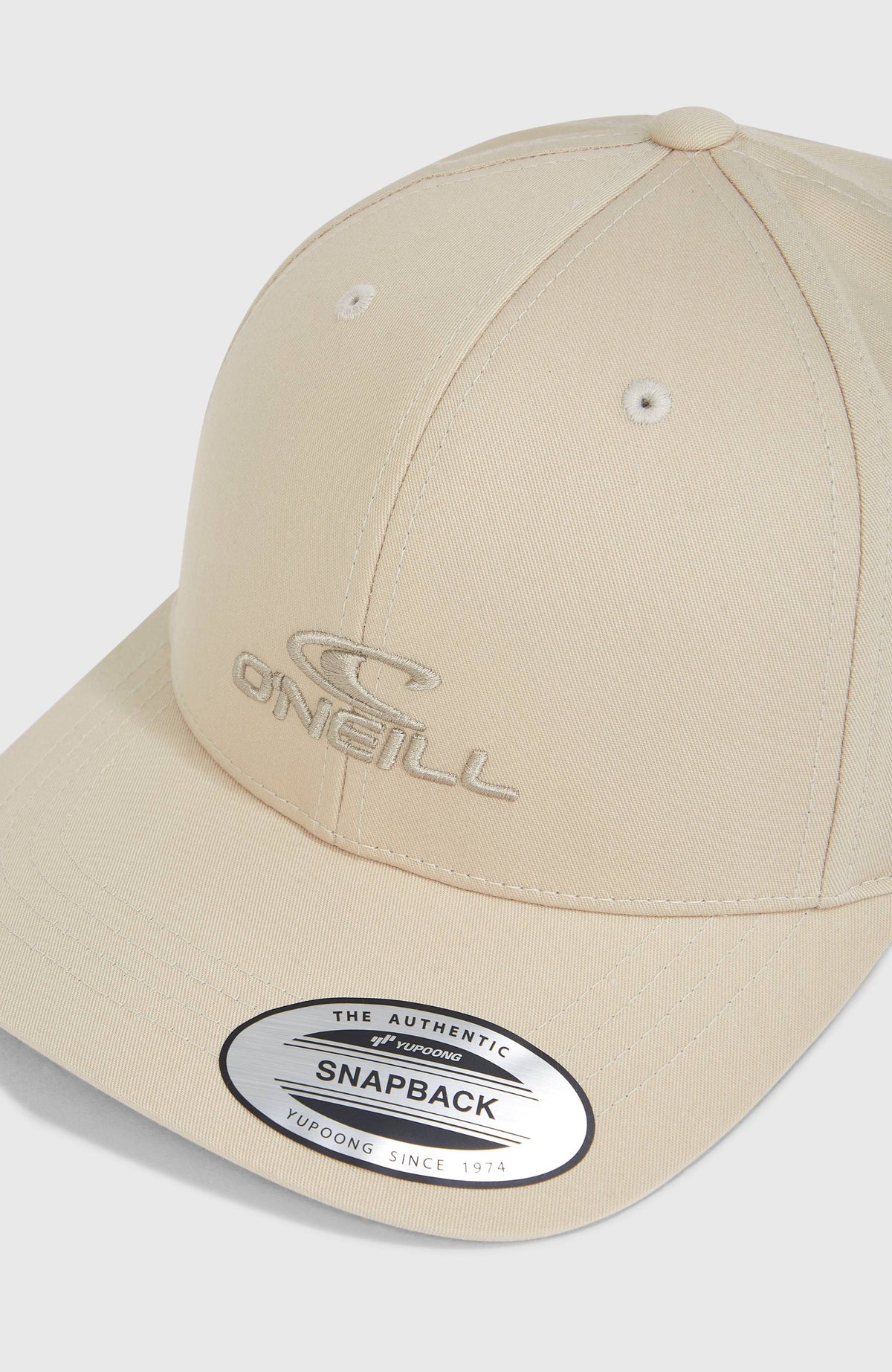 Nahaufnahme der beigen Logo Wave Cap für Herren mit Fokus auf Logo-Stickerei und Schirm
