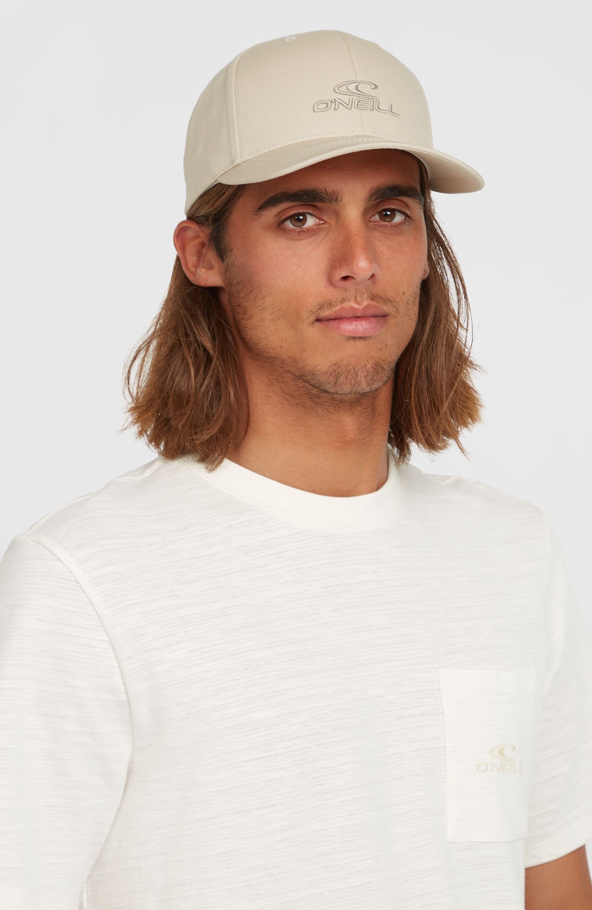 Logo Wave Cap für Herren, beige, getragen am Model in leicht seitlicher Vorderansicht