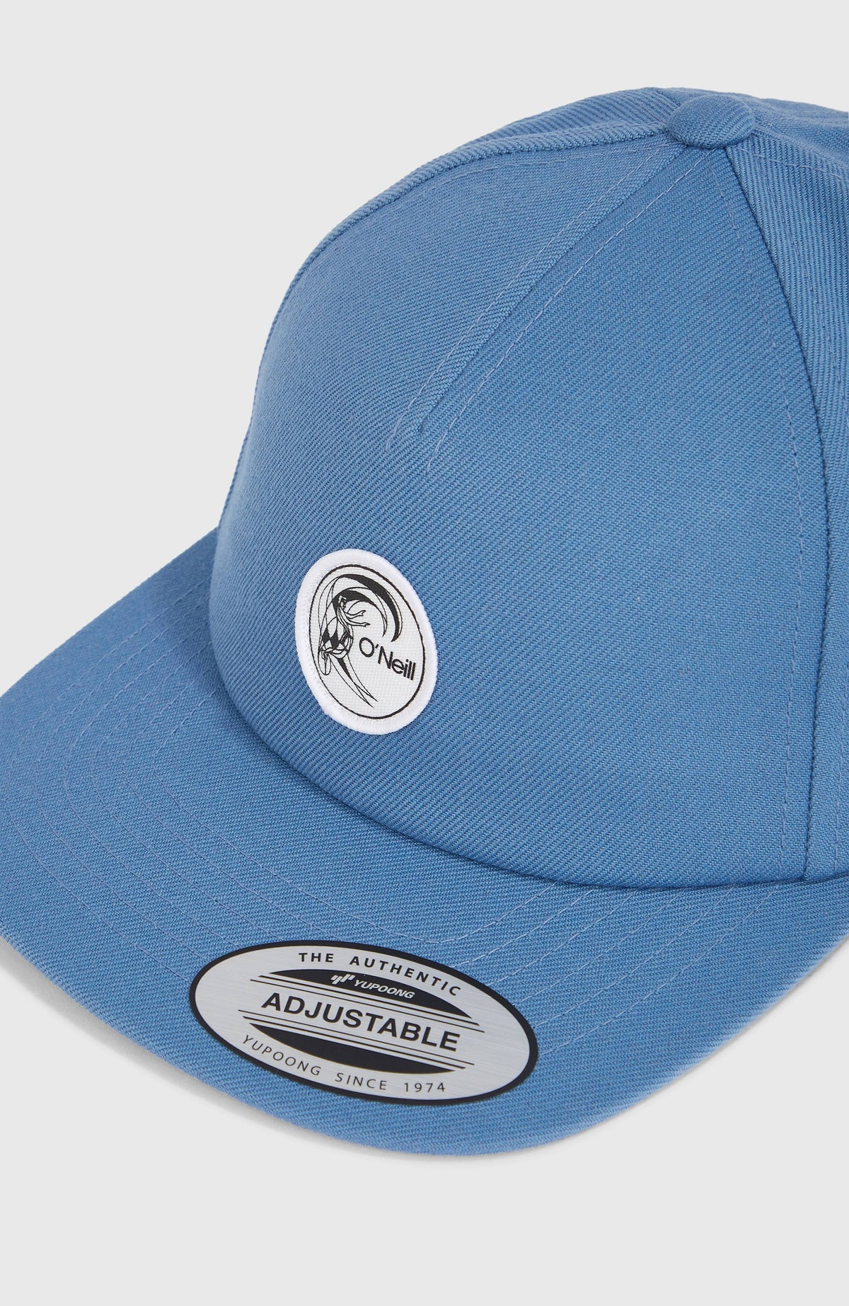 Nahaufnahme von Schirm und rundem Logo-Patch der blauen O'Riginals Cap