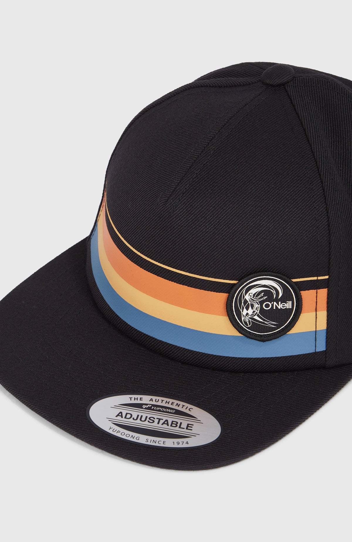 O'Riginals Cap für Herren, schwarz mit Streifenmuster in Orange und Blau, Nahaufnahme von Schirm und Logo-Patch