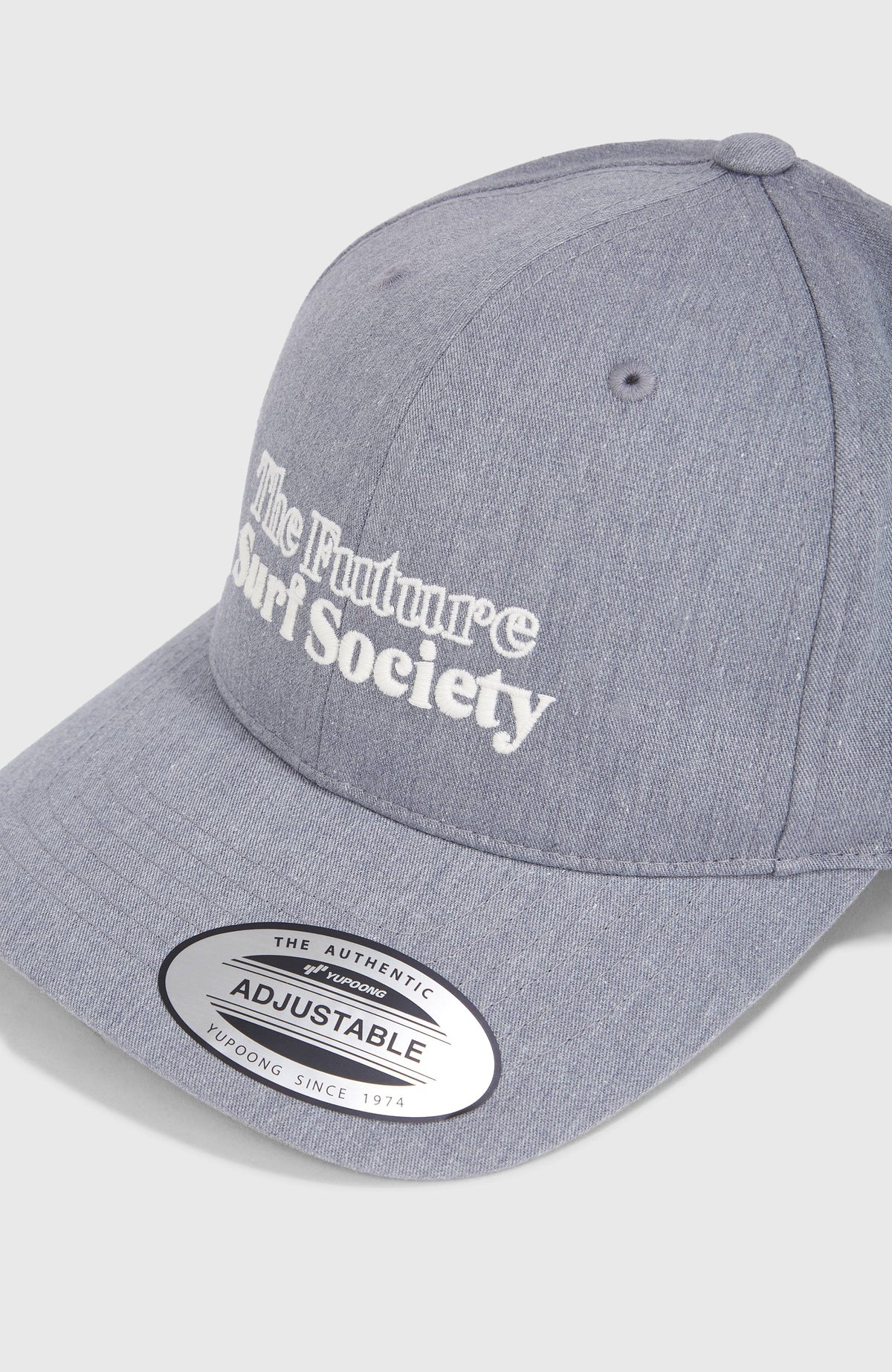 Nahaufnahme der grauen Future Surf Society Cap für Herren mit Stickerei in Weiß auf der Vorderseite