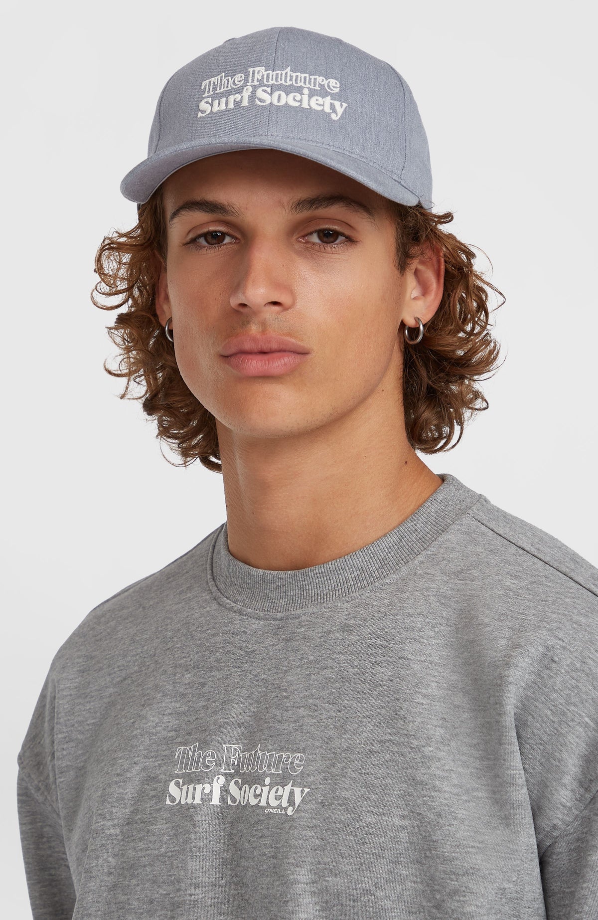 Future Surf Society Cap für Herren, grau mit Stickerei in Weiß, getragen am Model, Vorderansicht