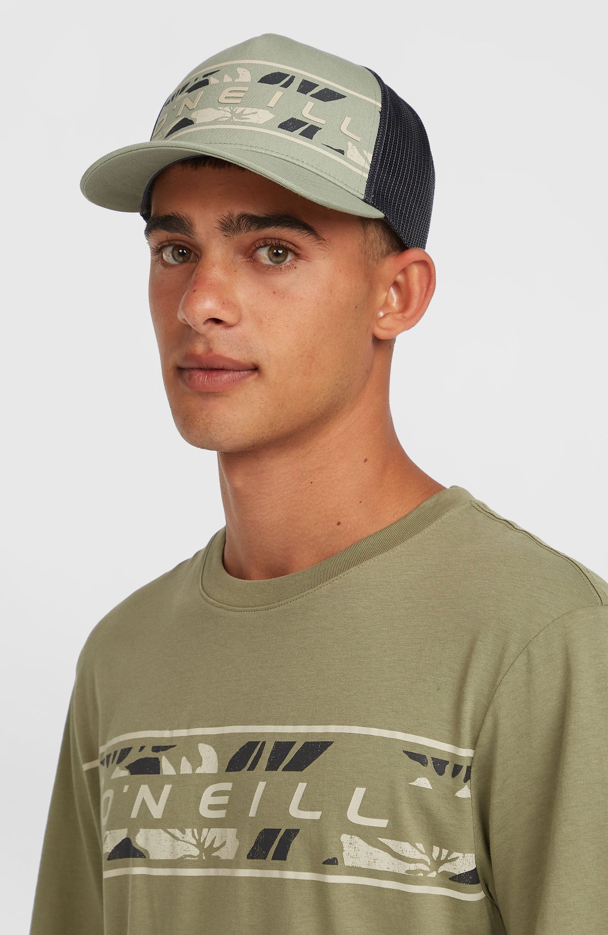 Flower Trucker Cap für Herren, grün mit Blumenmuster in Beige und Schwarz, Vorderansicht, getragen am Model