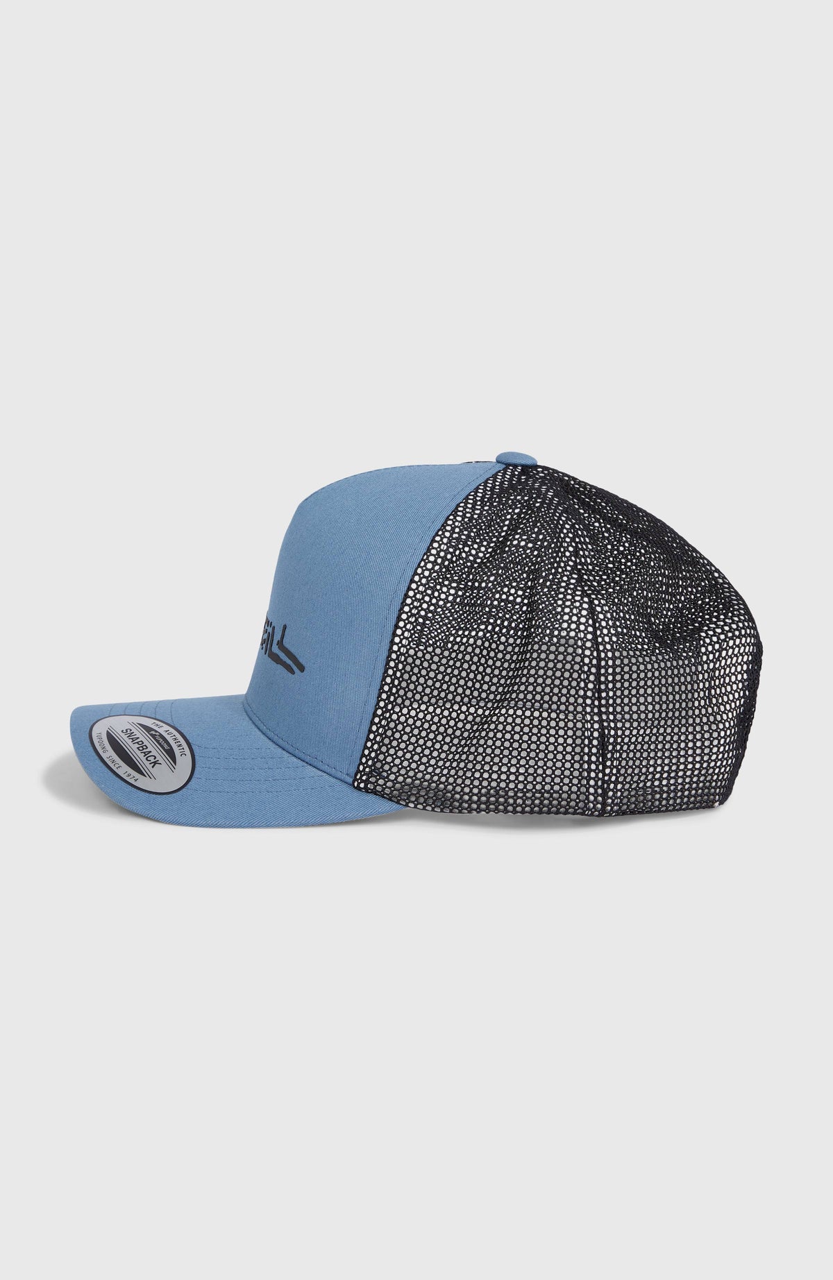 Trucker Cap für Herren, blau mit Logo-Print in Schwarz, freigestellt von der Seite mit Mesh-Einsatz