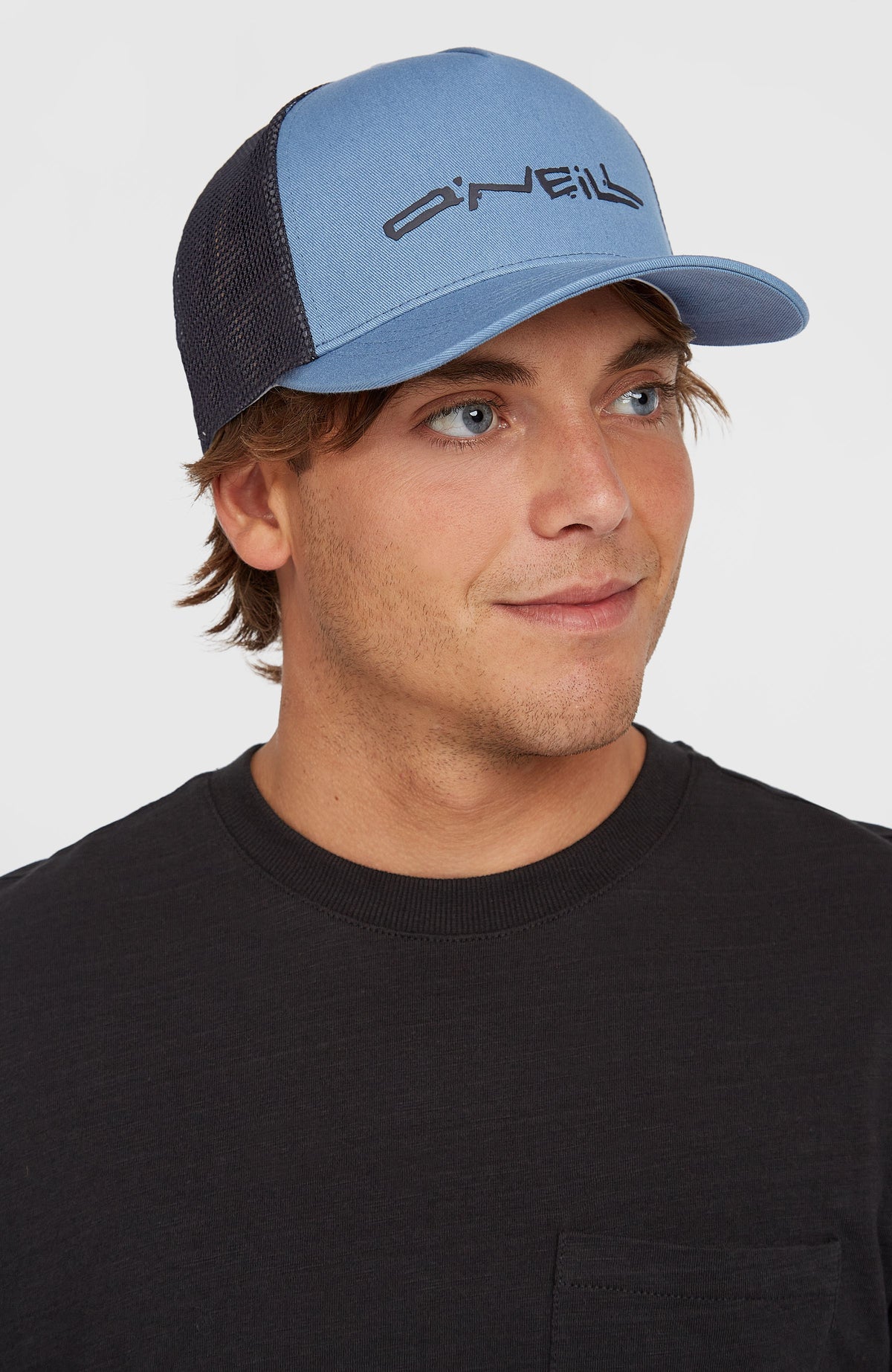 Trucker Cap für Herren, blau mit Logo-Print in Schwarz, getragen am Model, Seitenprofil