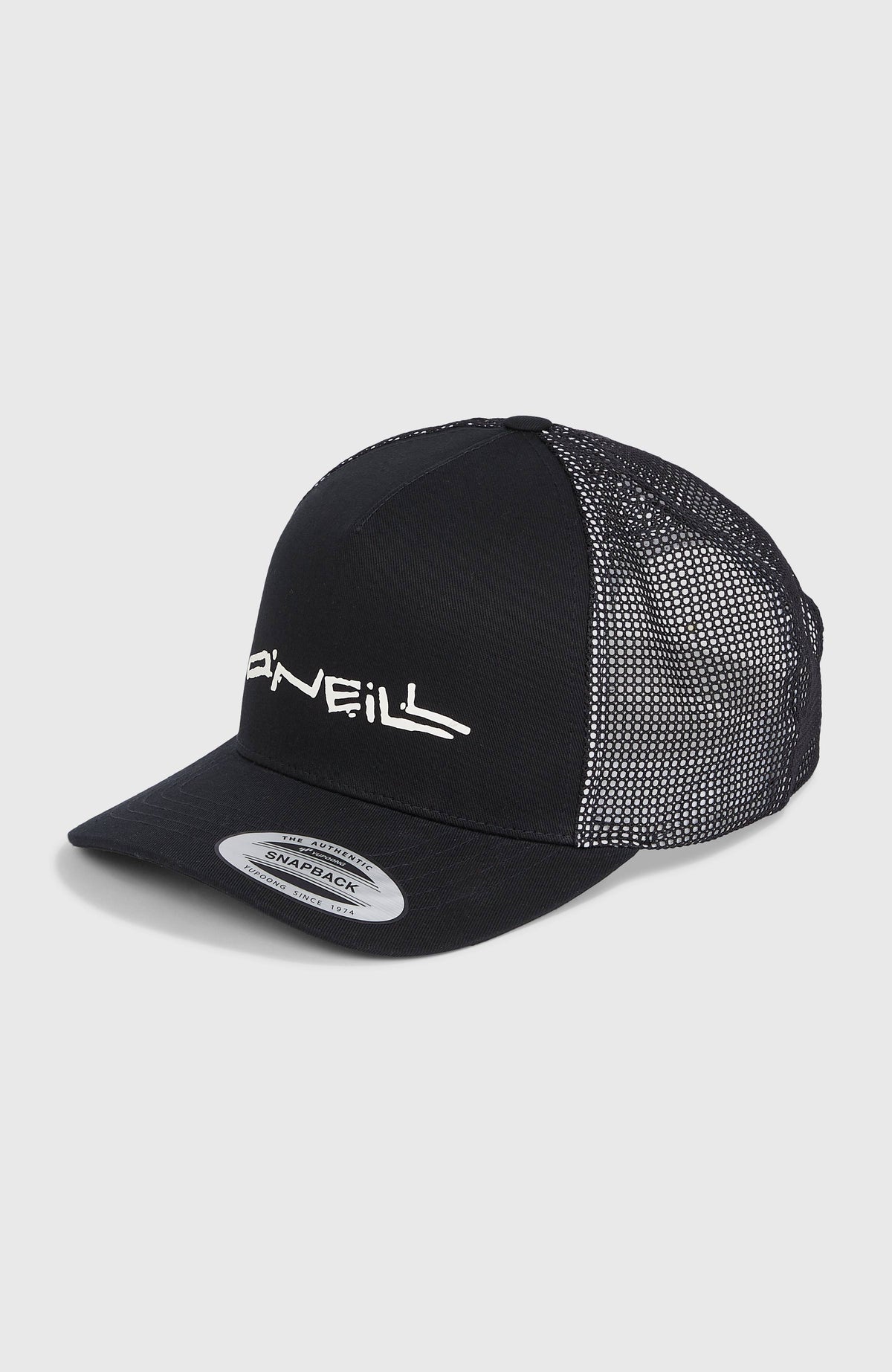 O'Neill Trucker Cap für Herren, schwarz, freigestellt von schräg vorne mit Mesh-Rückseite