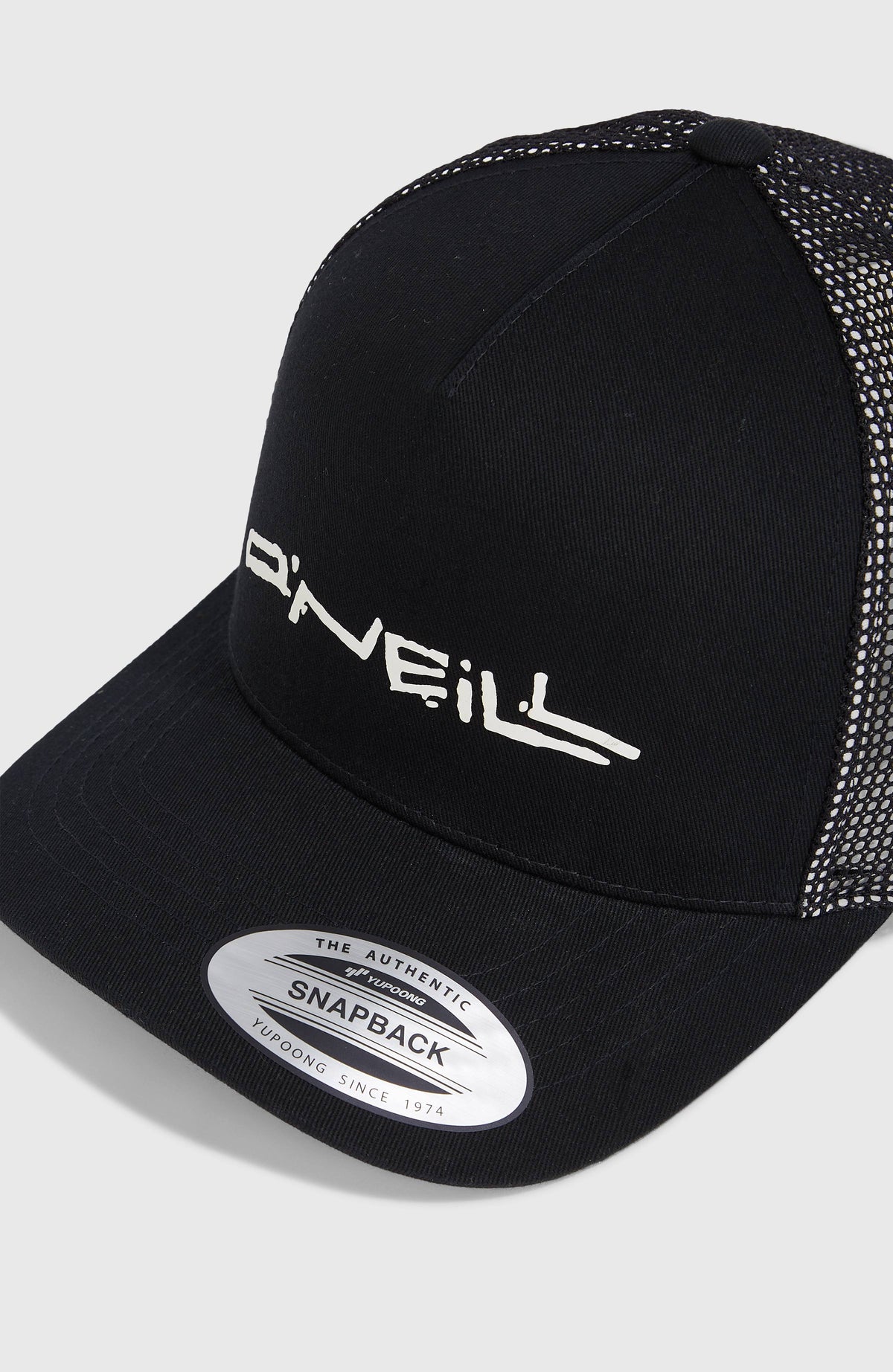 Nahaufnahme der schwarzen Trucker Cap für Herren mit Logo-Schriftzug auf der Front